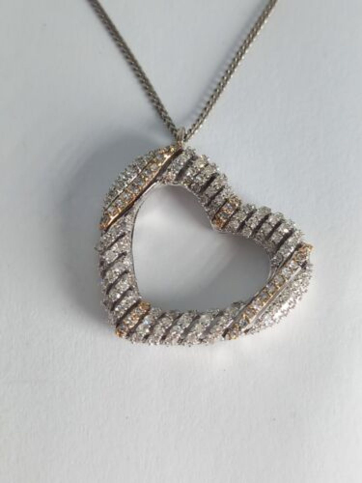 1CT DIAMOND HEART PENDANT/WHITE & YELLOW GOLD - Image 3 of 6