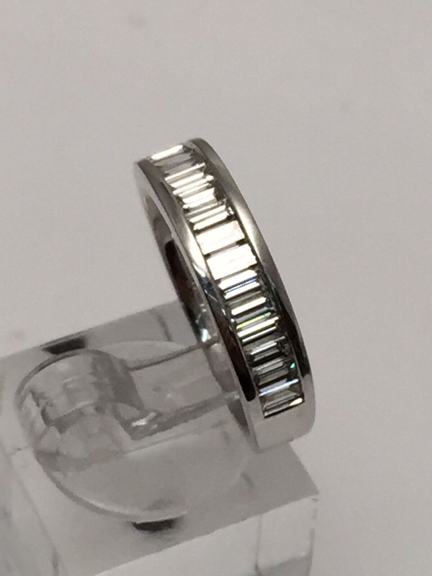 1.00 CT BAGUETTE DIAMOND WEDDING BAND/DRESS RING. 18CT WHITE GOLD - Image 2 of 5