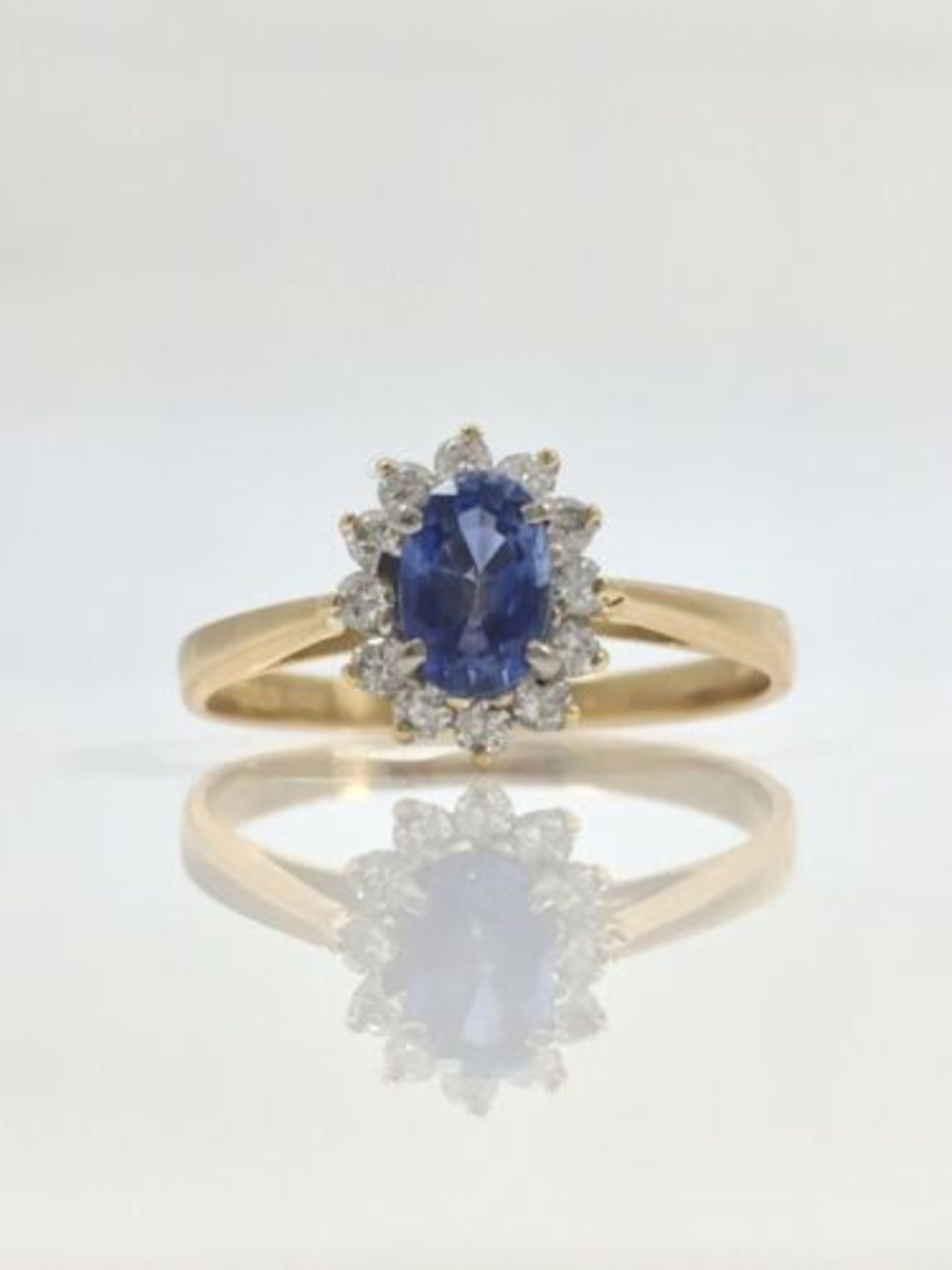 DIAMOND & BLUE TOPAZ CLUSTER DRESS RING. 18K YELLOW GOLD - Image 2 of 4