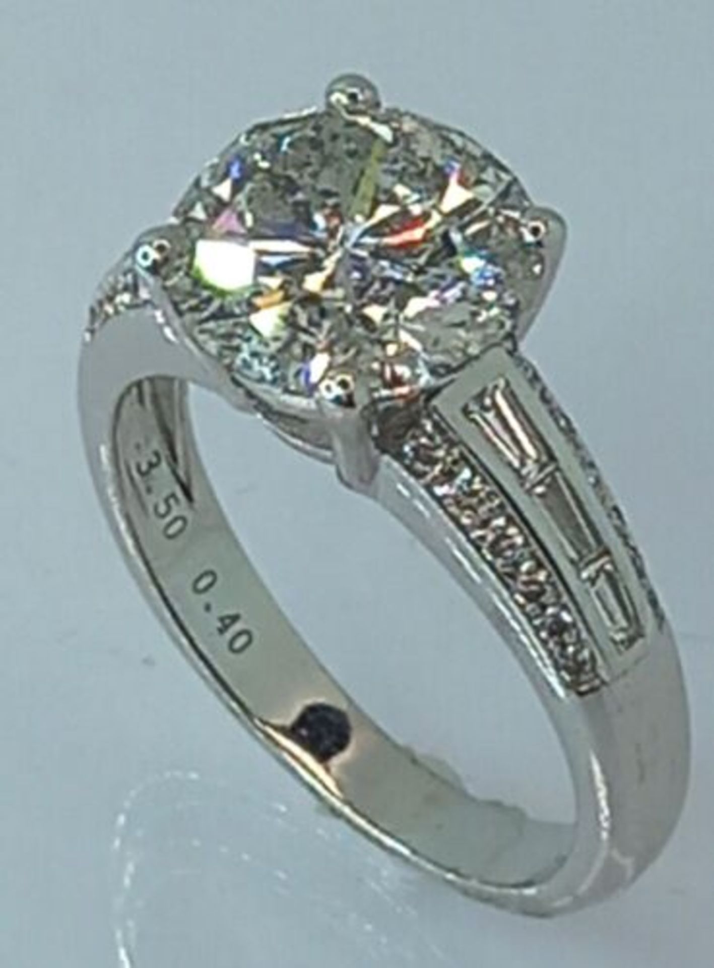 3.50CT DIAMOND SOLITAIRE/ENGAGEMENT WITH 0.40CT DIAMOND SHOULDERS.18K WHITE GOLD - Image 4 of 7