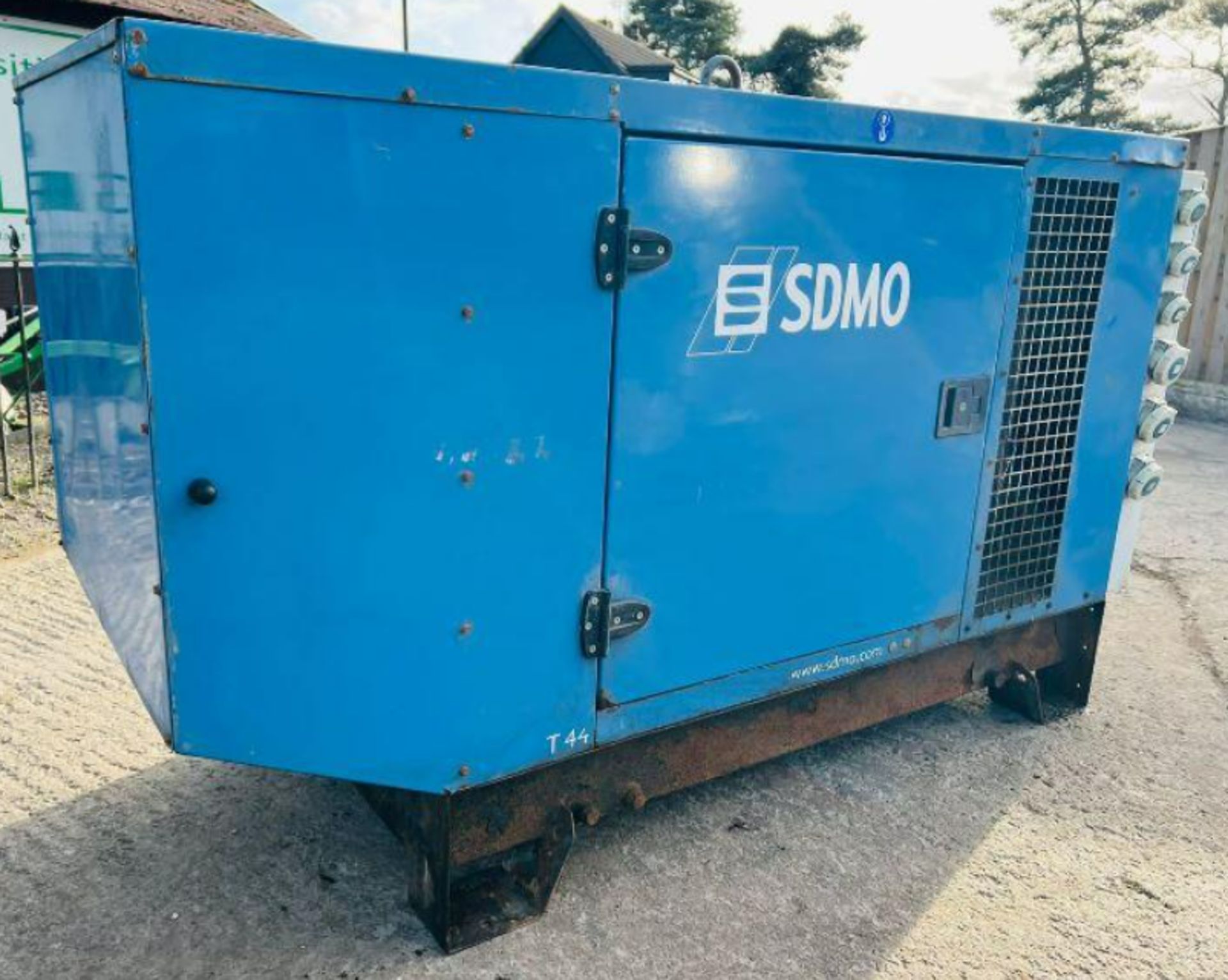 SDMO 44KVA GENERATOR * YEAR 2008 * C/W MITSUBISHI ENGINE - Image 4 of 12