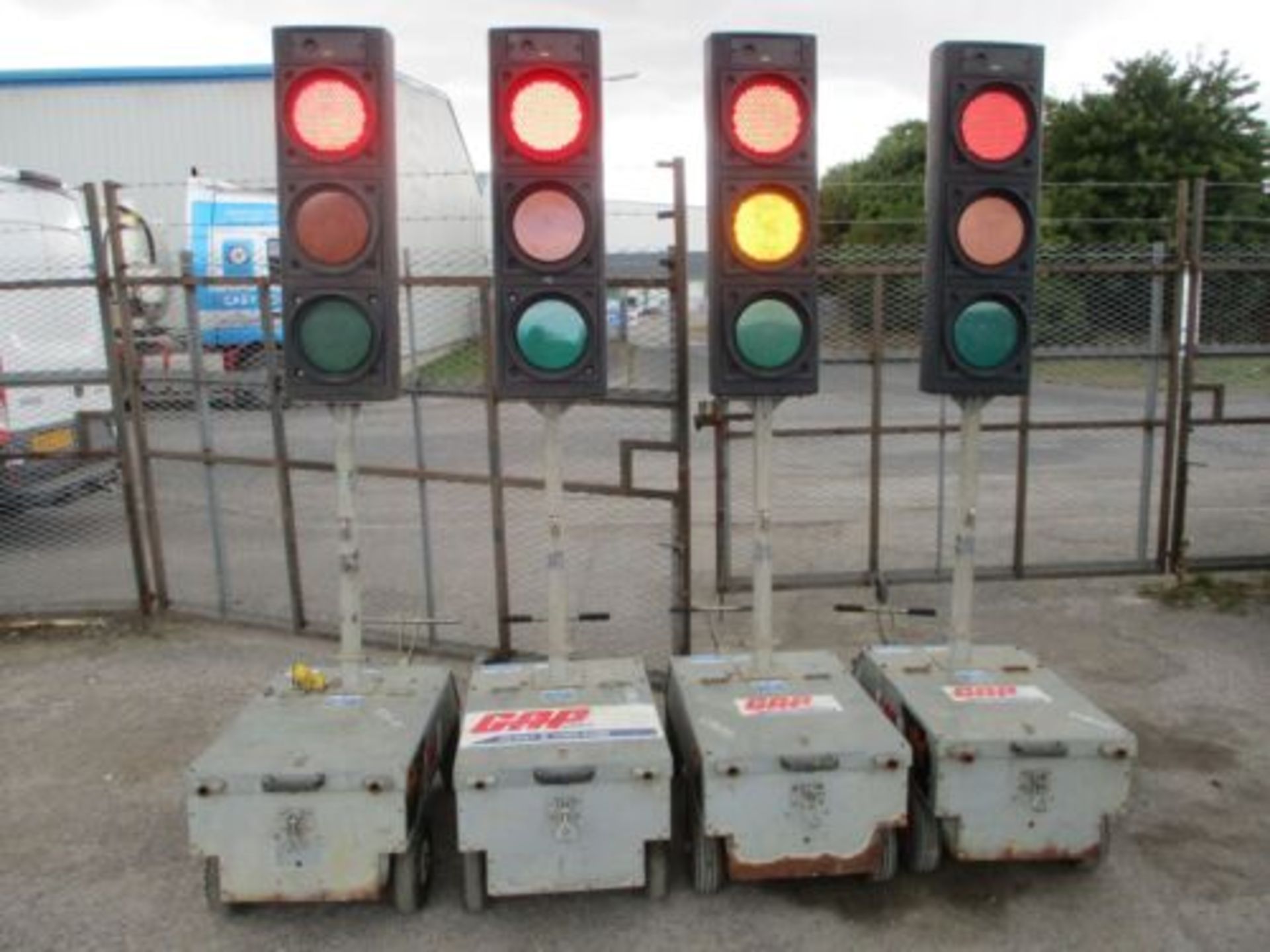 PIKE TRAFFIC LIGHTS XL2 RADIO LIGHT BATTERY 4 WAY MICRO SRL 2 DELIVERY ARRANGED - Image 3 of 8