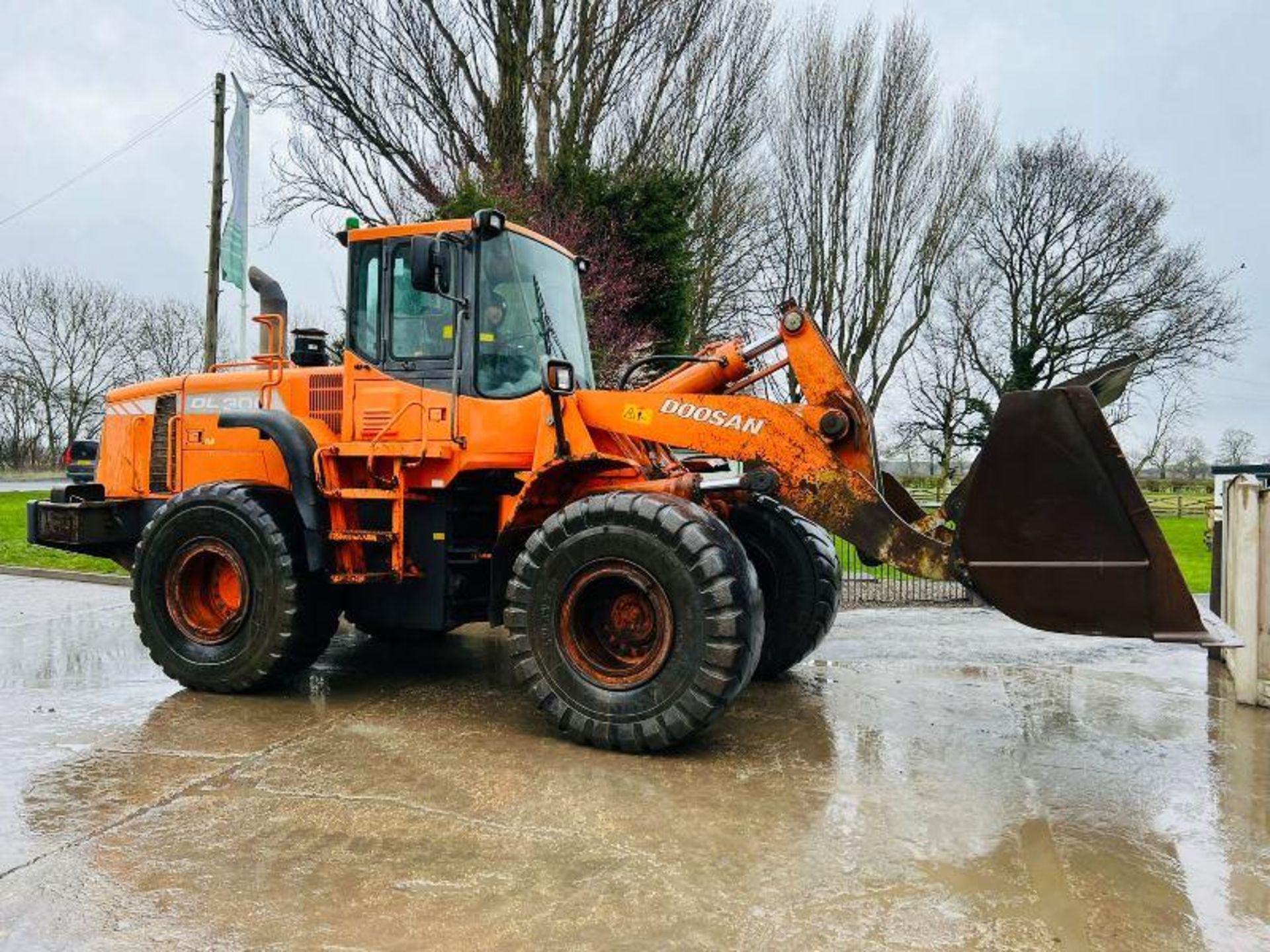 DOOSAN DL300 4WD LOADING SHOVEL C/W BUCKET & AC CABIN - Image 2 of 16