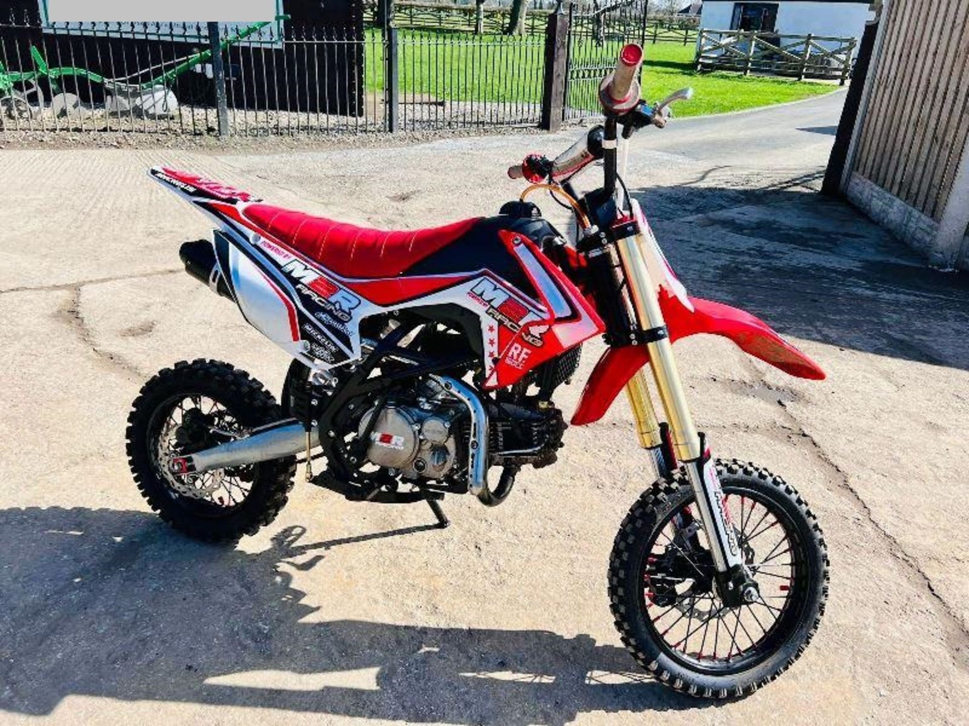 M2R 160CC MOTOCROSS BIKE * YEAR 2023 * C/W MANUAL GEAR BOX - Image 3 of 7