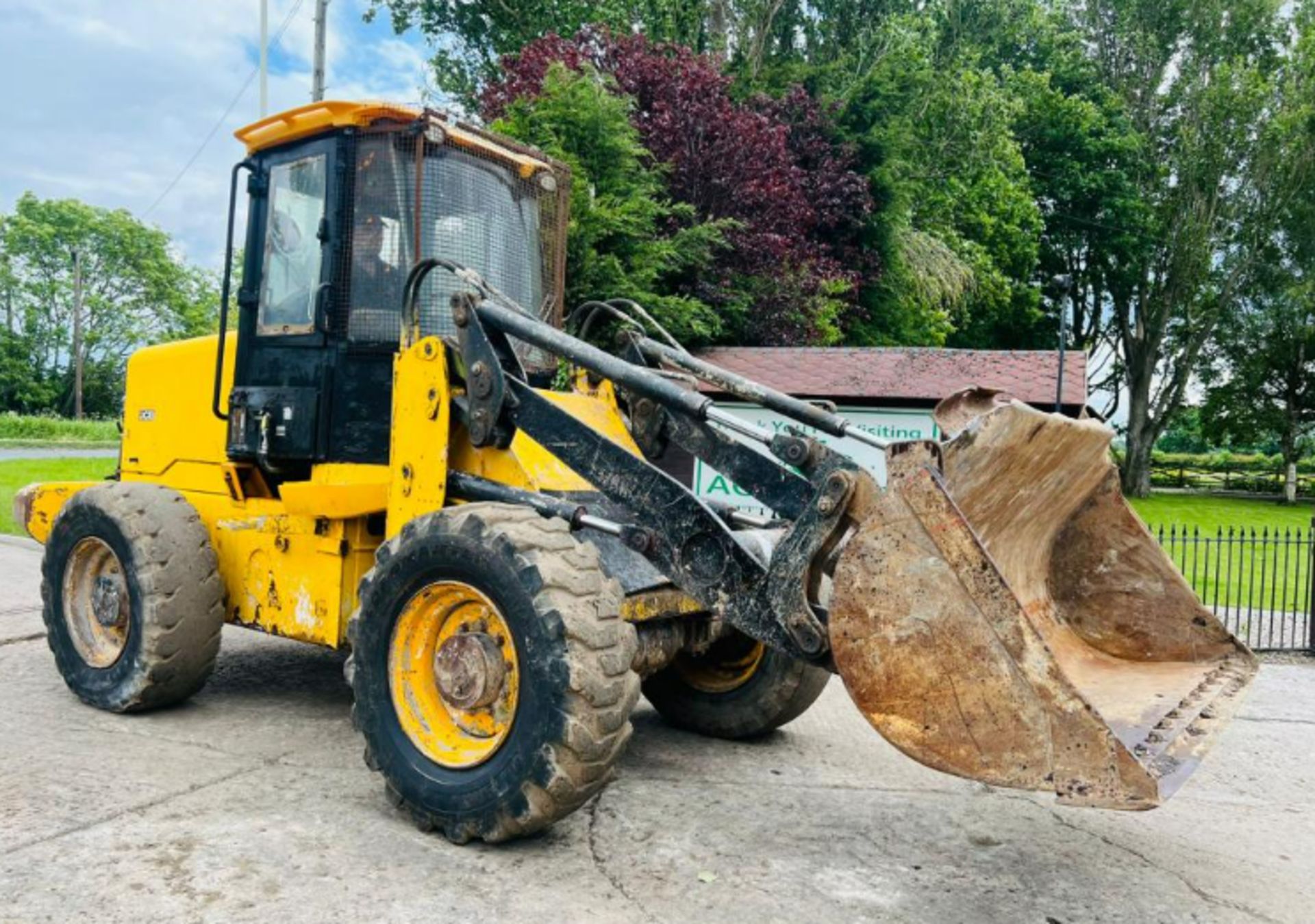 JCB 411 4WD LOADING SHOVEL * YEAR 2010 * C/W BUCKET - Image 12 of 17