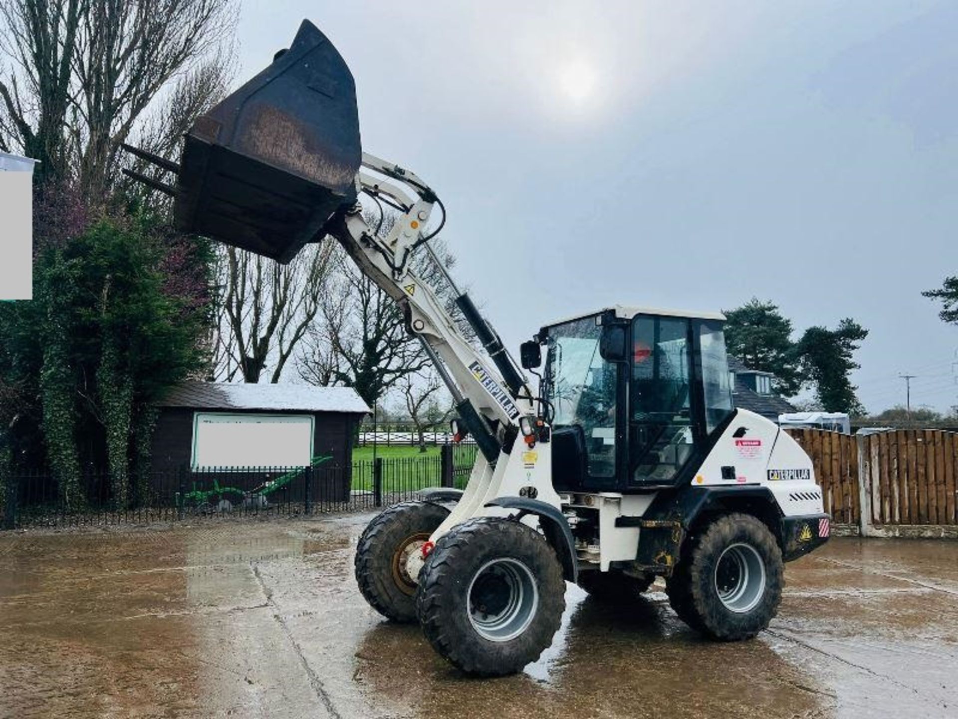 CATERPILLAR 908 4WD LOADING SHOVEL C/W BUCKET & PALLET TINES - Image 5 of 19