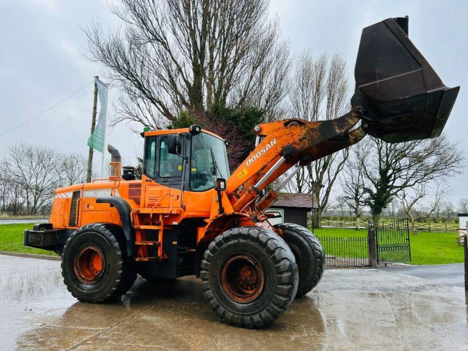 DOOSAN DL300 4WD LOADING SHOVEL C/W BUCKET & AC CABIN - Image 9 of 16