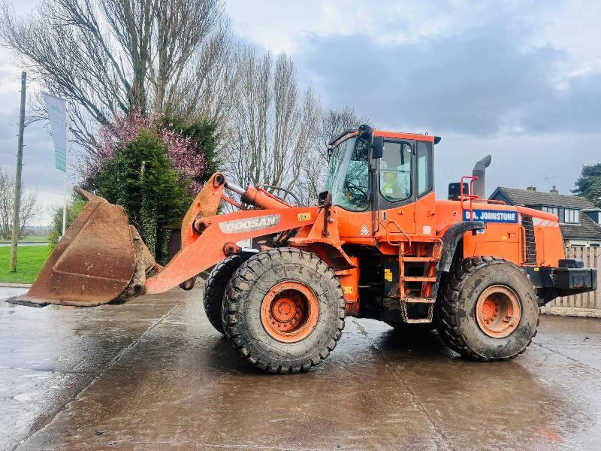 DOOSAN DL300 4WD LOADING SHOVEL * YEAR 2011 * C/W BUCKET - Image 14 of 19