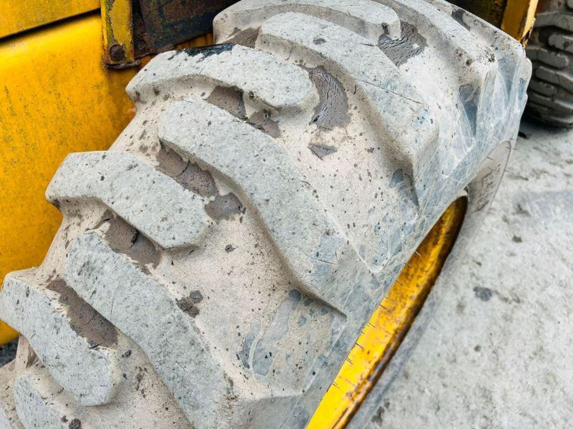 JCB 4WD LOADING SHOVEL C/W BUCKET - Image 8 of 12