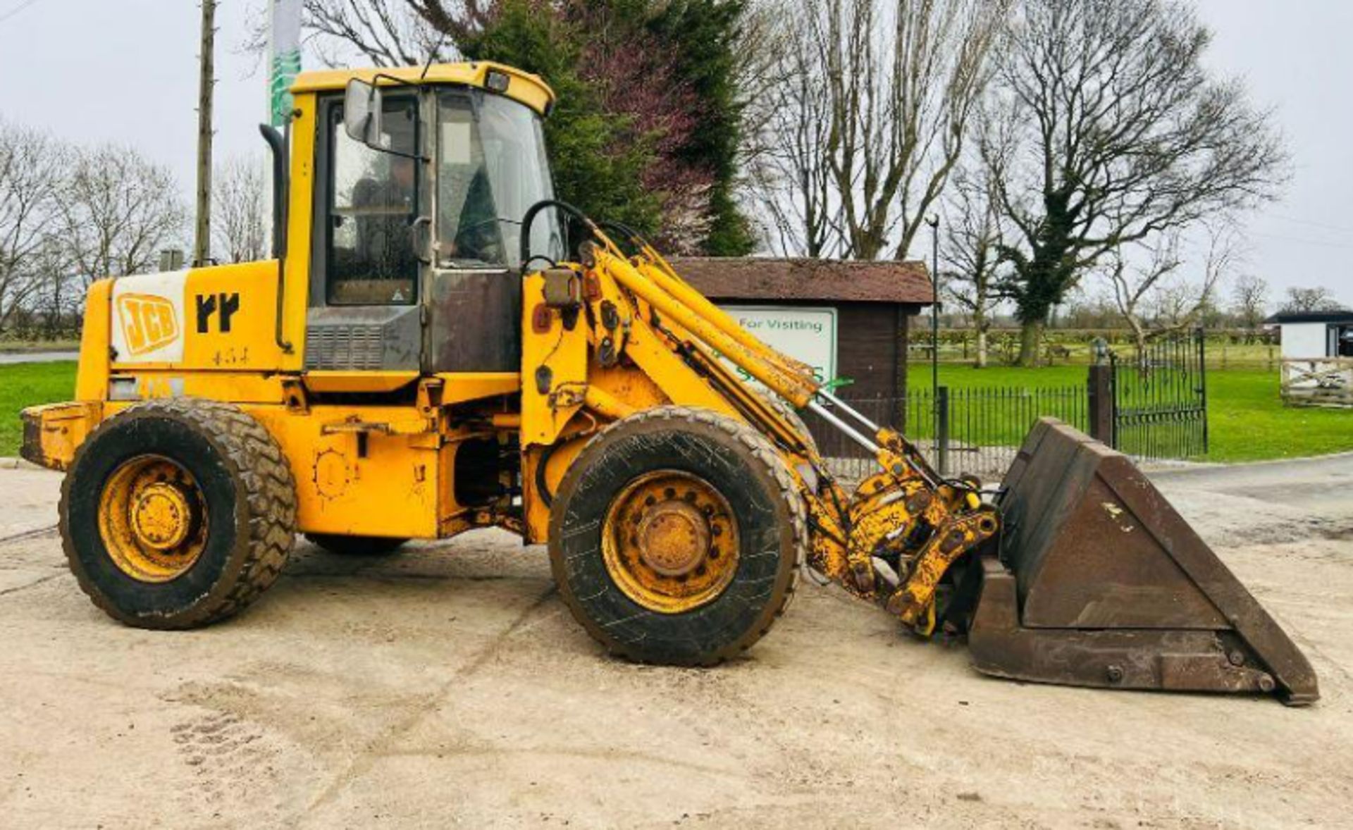 JCB 416 4WD HIGH TIP LOADING SHOVEL C/W TOE TIP BUCKET - Image 13 of 15