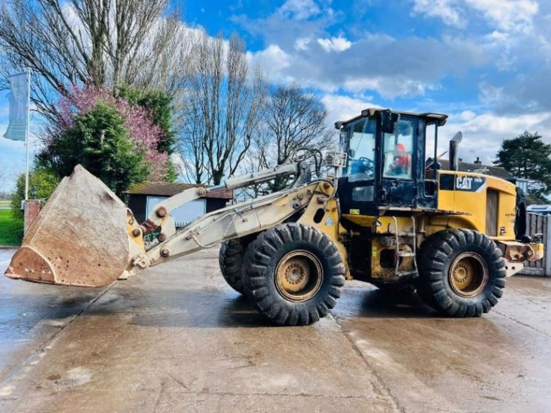 CATERPILLAR 930H 4WD LOADING SHOVEL * YEAR 2010 , 8958 HOURS * - Image 8 of 20