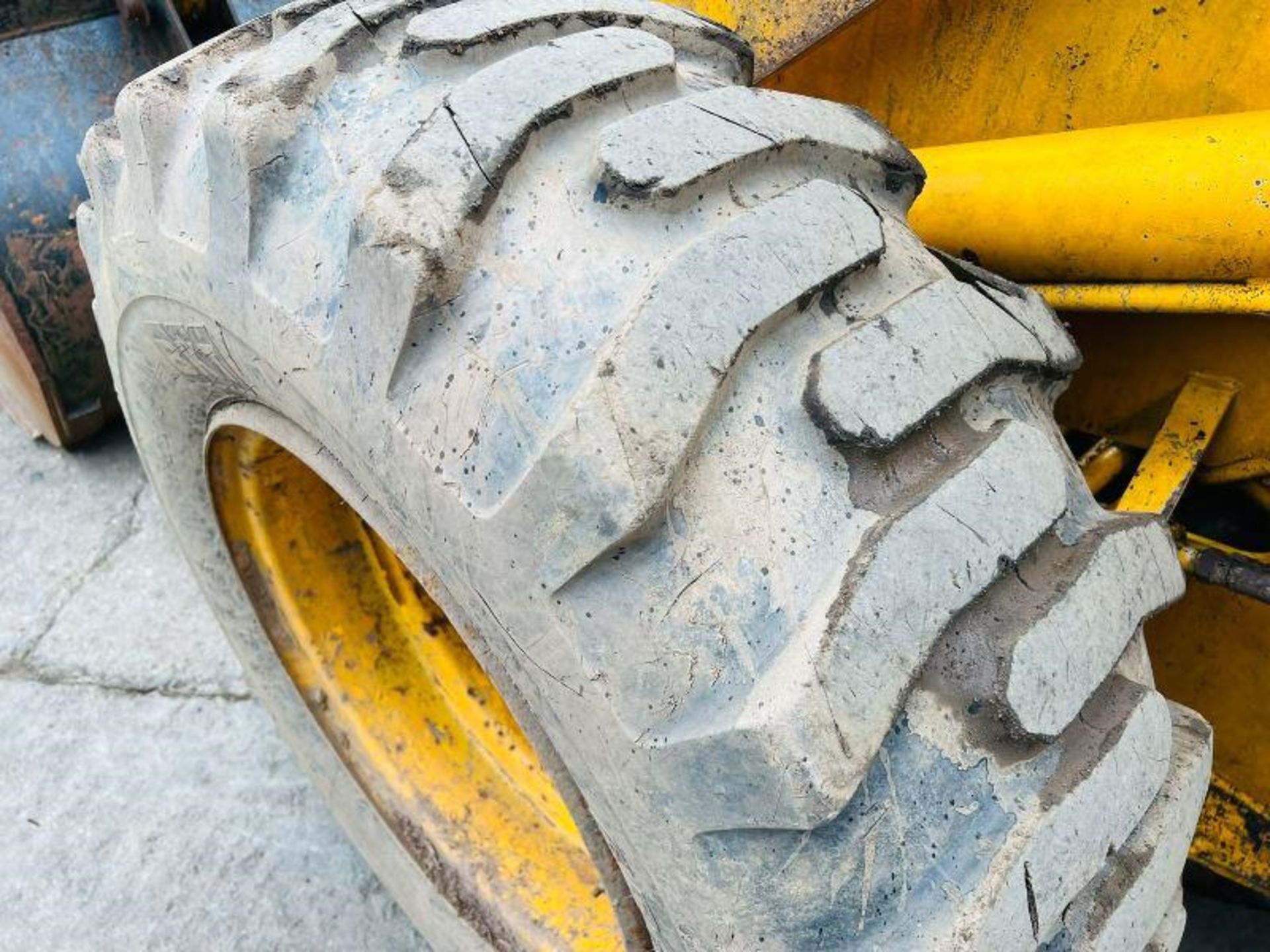 JCB 4WD LOADING SHOVEL C/W BUCKET - Image 6 of 12