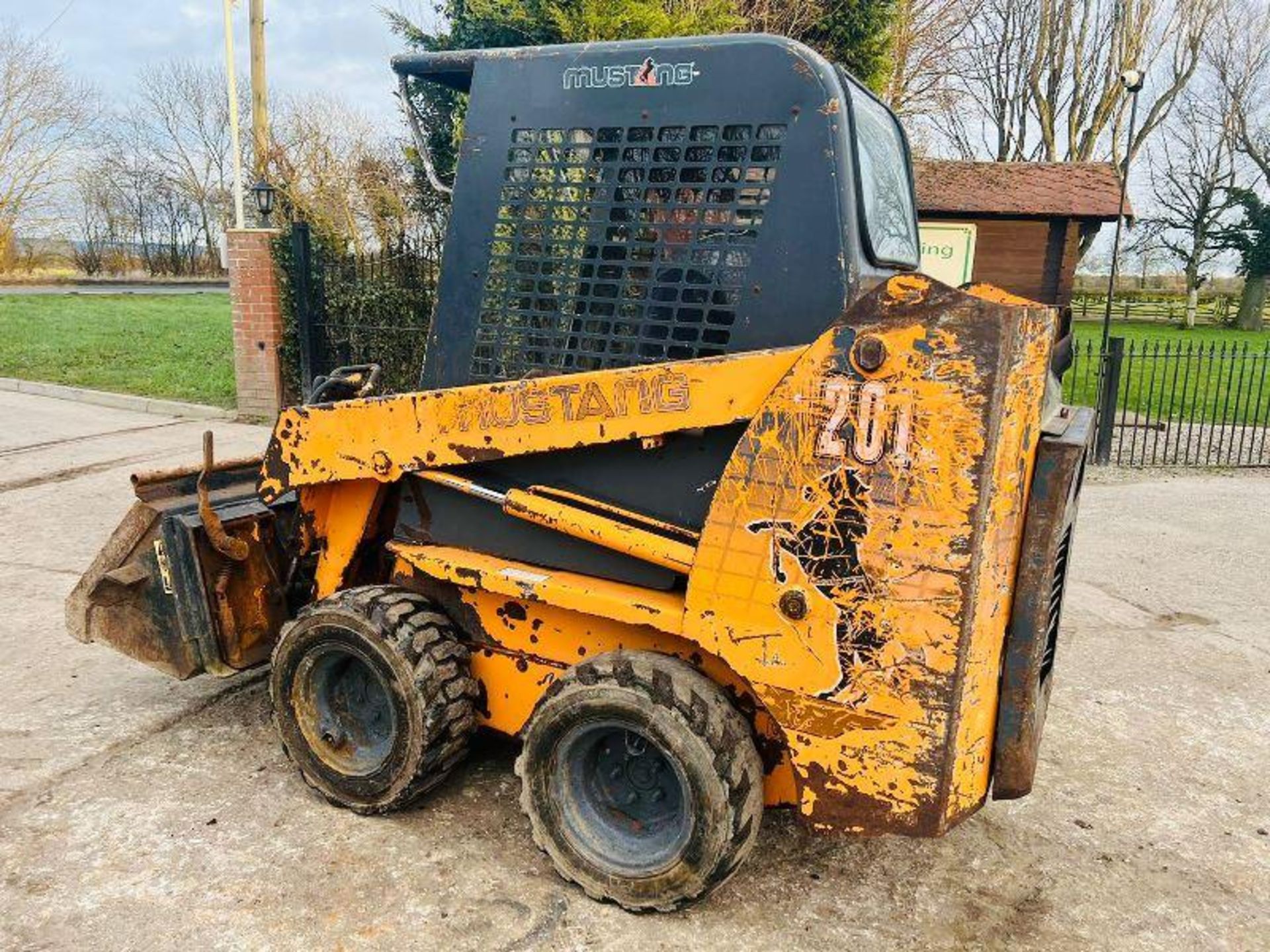 MUSTANG 2012 4WD SKIDSTEER C/W BUCKET - Image 3 of 4