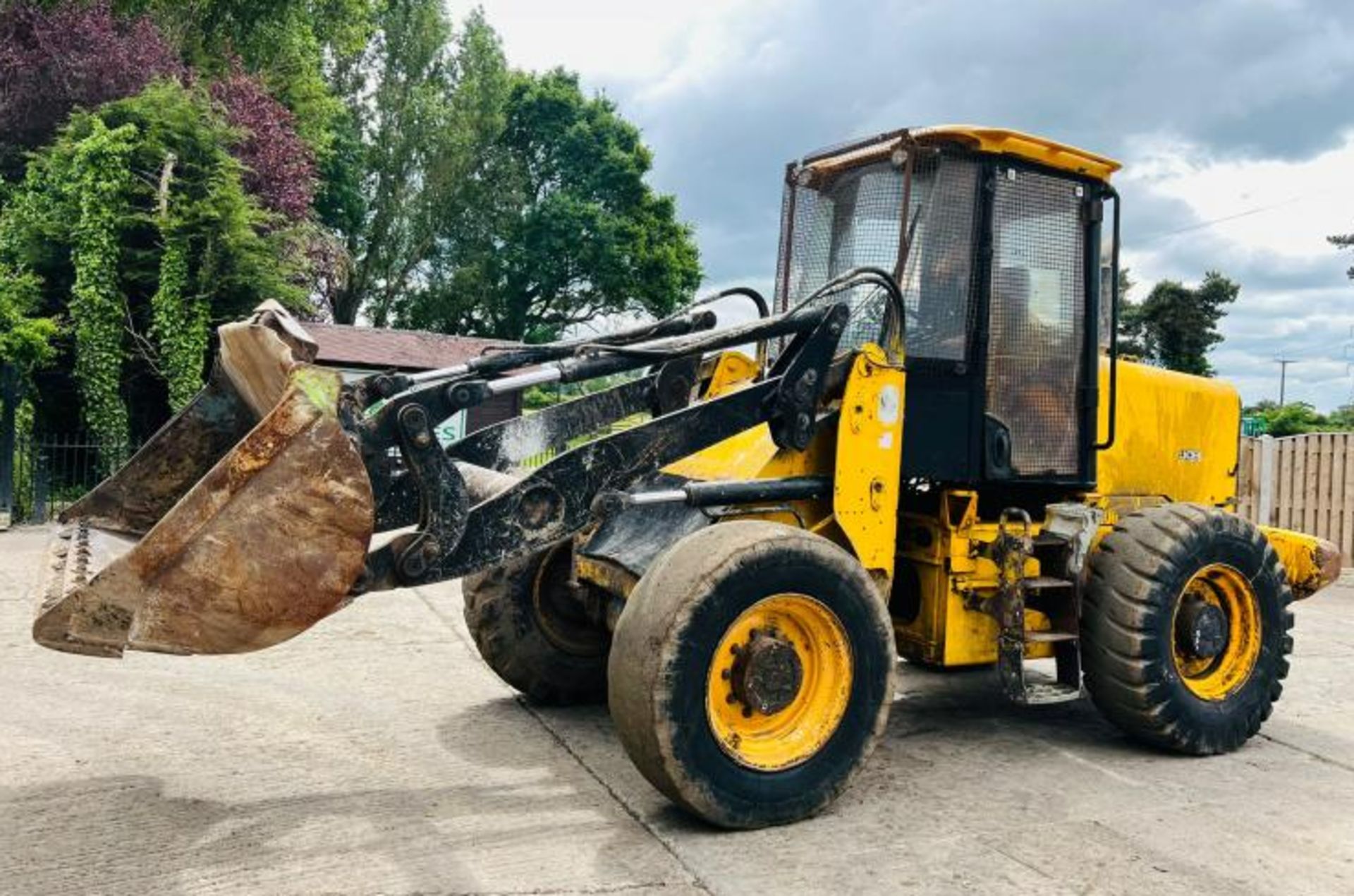 JCB 411 4WD LOADING SHOVEL * YEAR 2010 * C/W BUCKET