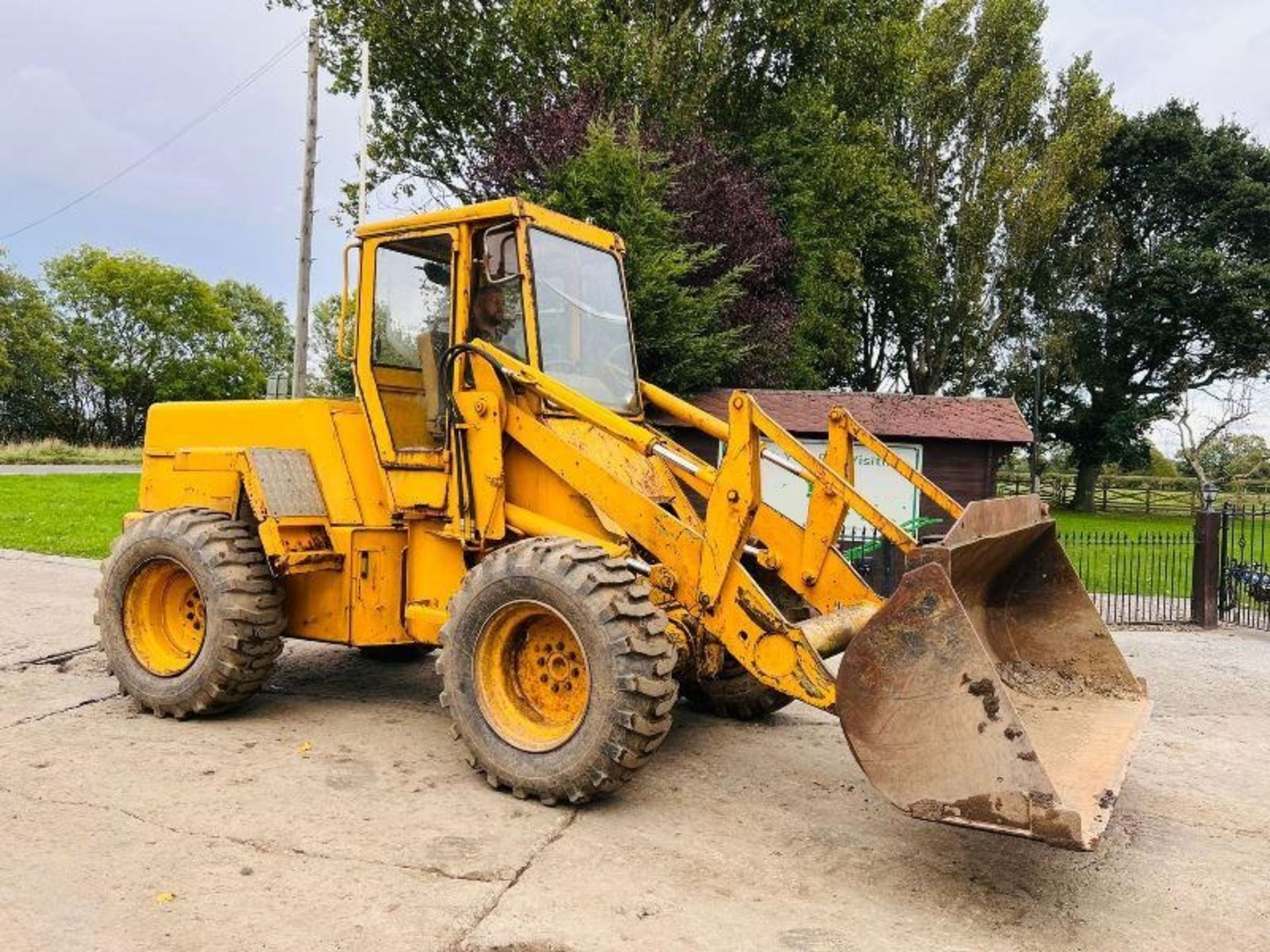 JCB 4WD LOADING SHOVEL C/W BUCKET - Image 3 of 12