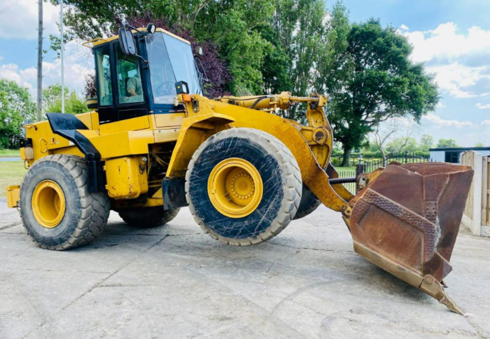 CATERPILLAR 950F 4WD LOADING SHOVEL C/W BUCKET - Image 4 of 18