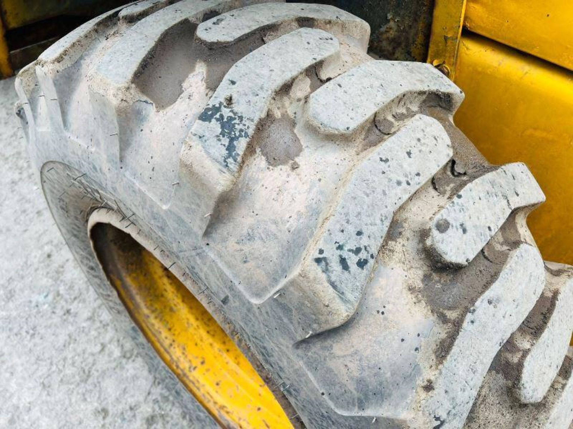 JCB 4WD LOADING SHOVEL C/W BUCKET - Image 10 of 12