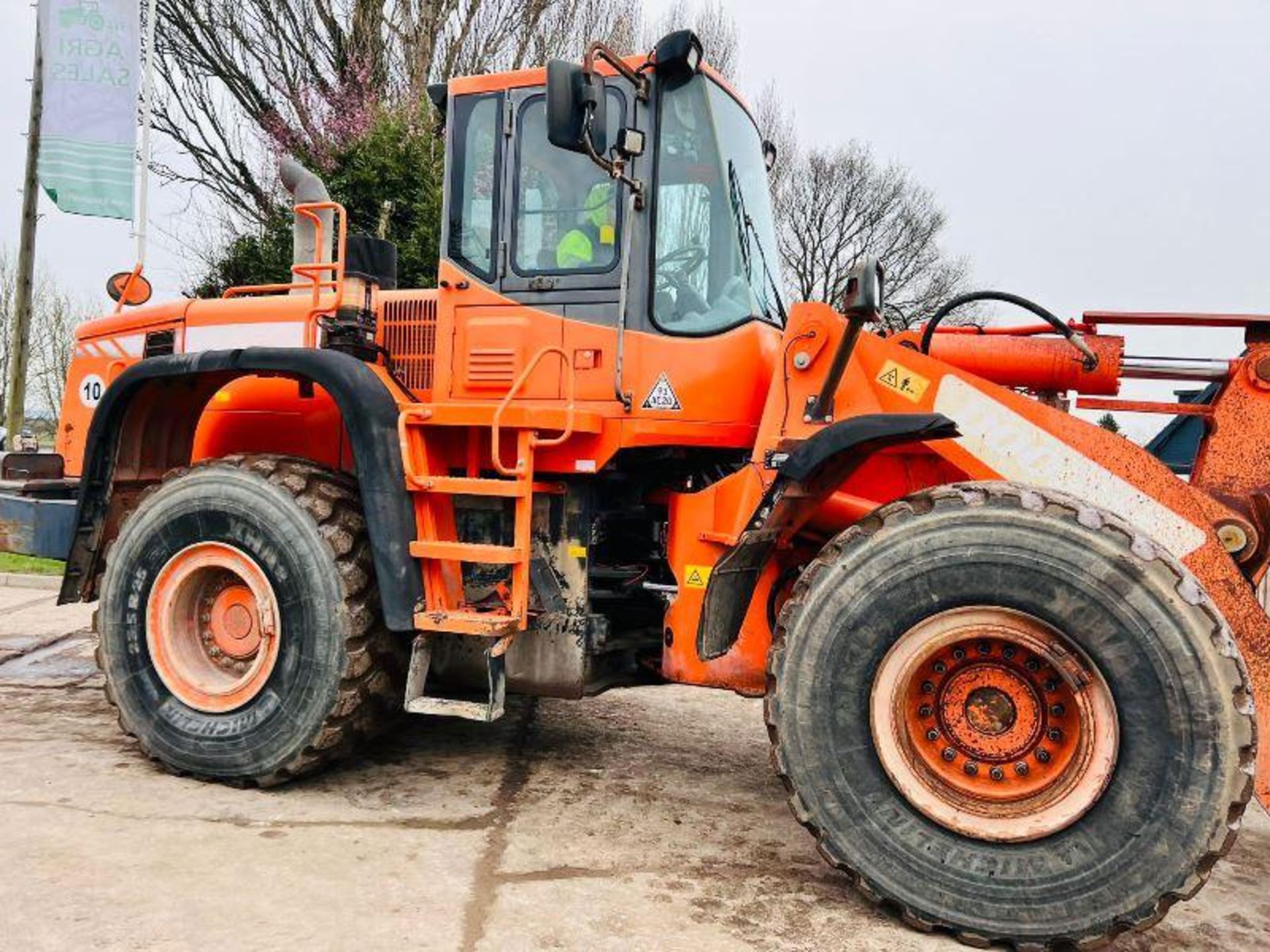 DOOSAN DL350 4WD LOADING SHOVEL *YEAR 2012* C/W BUCKET & AC CABIN - Image 8 of 20