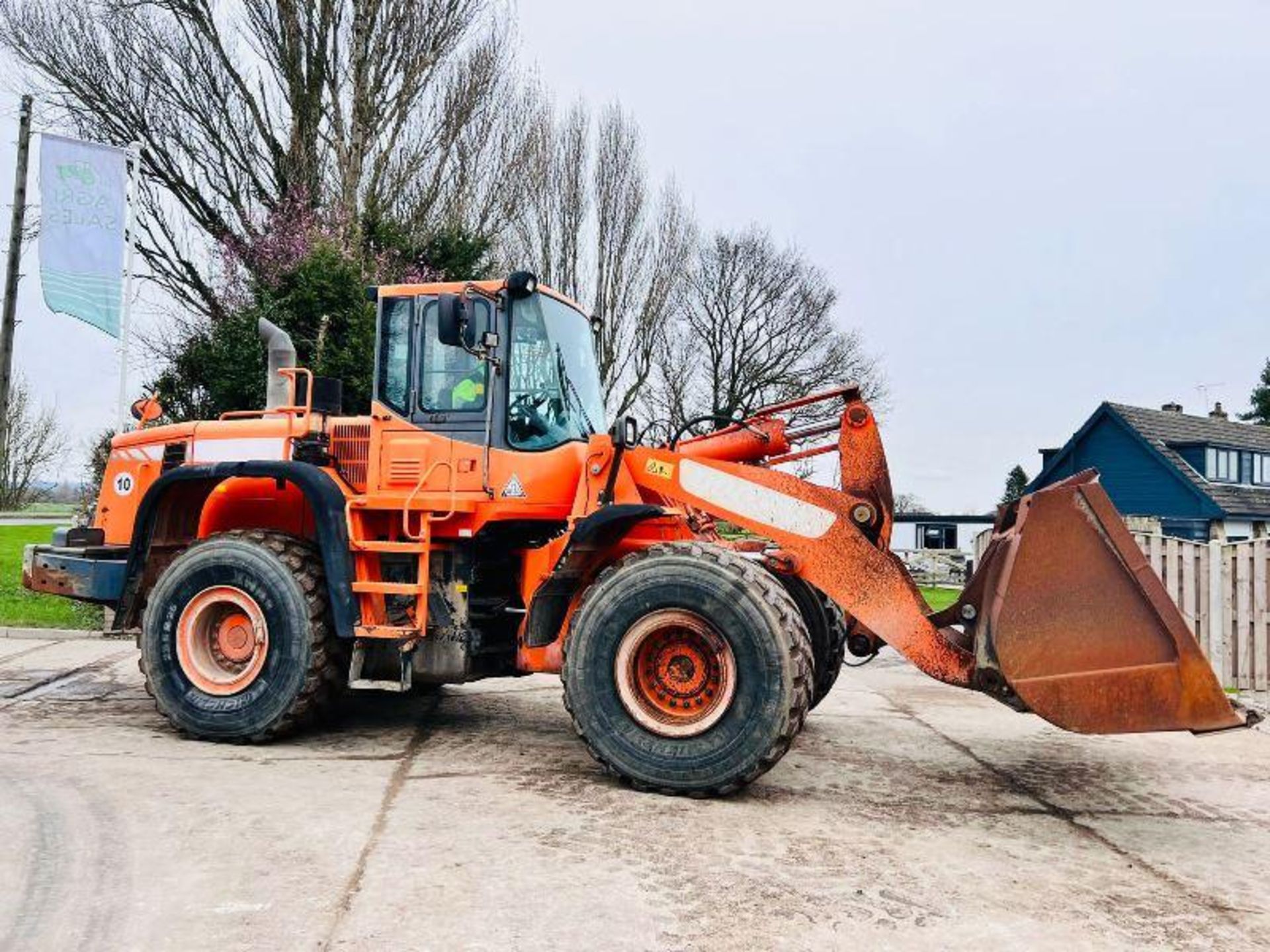 DOOSAN DL350 4WD LOADING SHOVEL *YEAR 2012* C/W BUCKET & AC CABIN