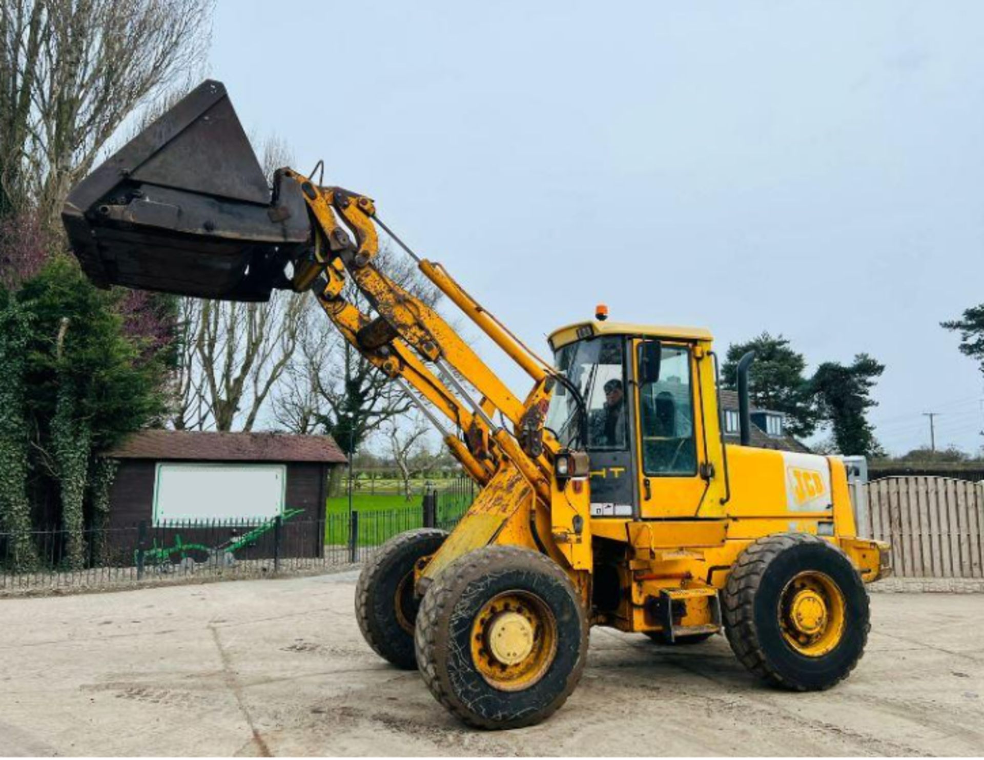 JCB 416 4WD HIGH TIP LOADING SHOVEL C/W TOE TIP BUCKET - Image 2 of 15