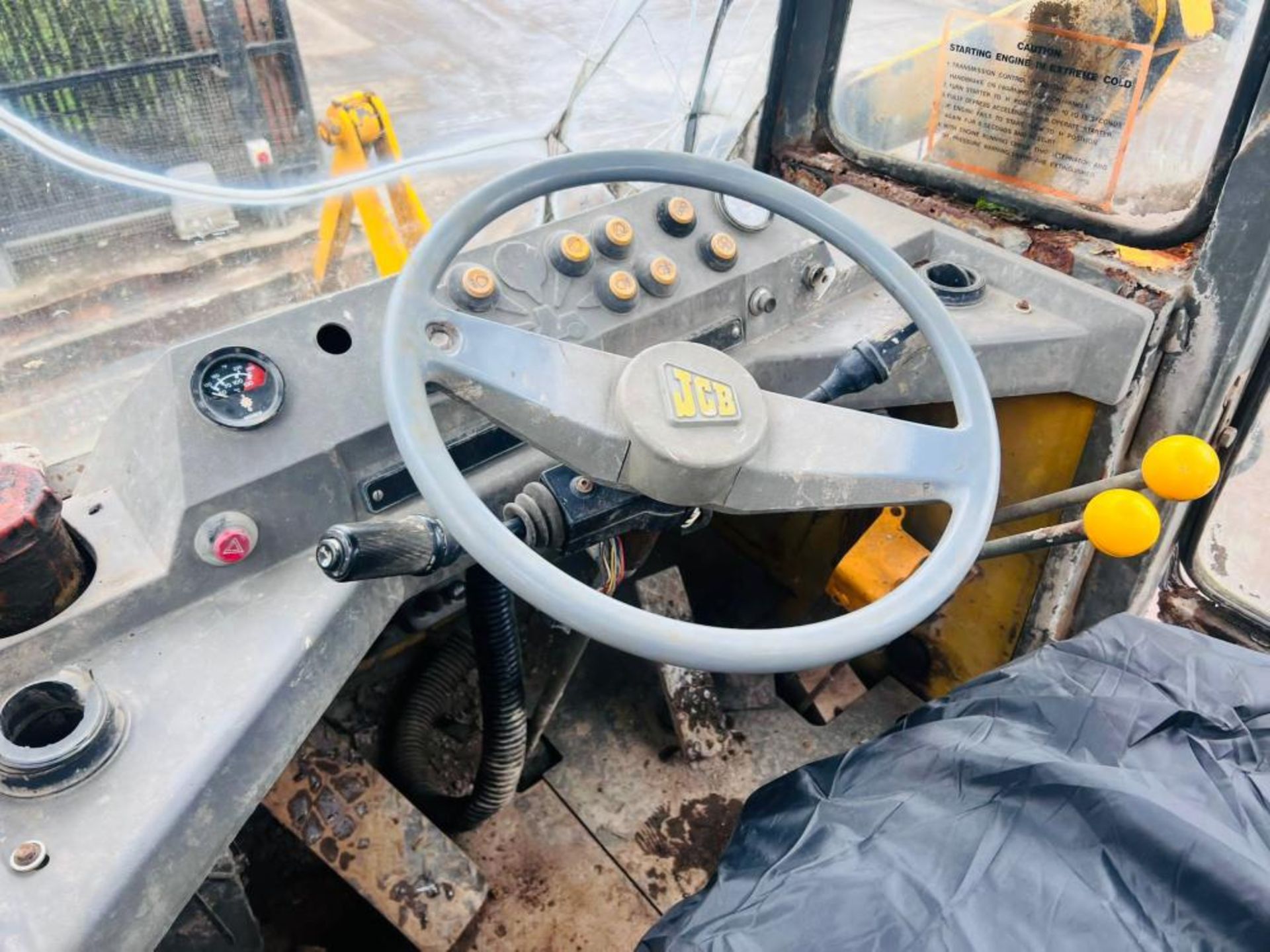 JCB 415 4WD LOADING SHOVEL C/W BUCKET - Image 9 of 12