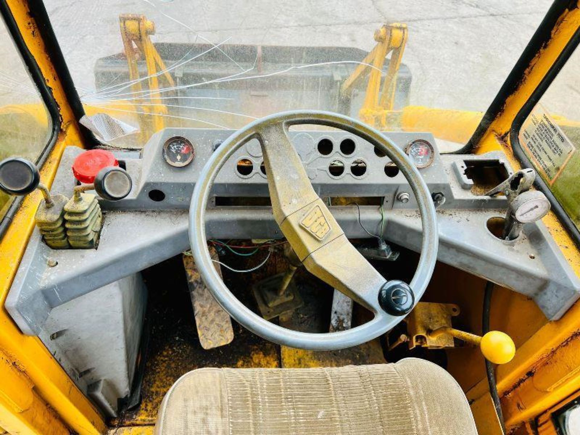 JCB 4WD LOADING SHOVEL C/W BUCKET - Image 11 of 12