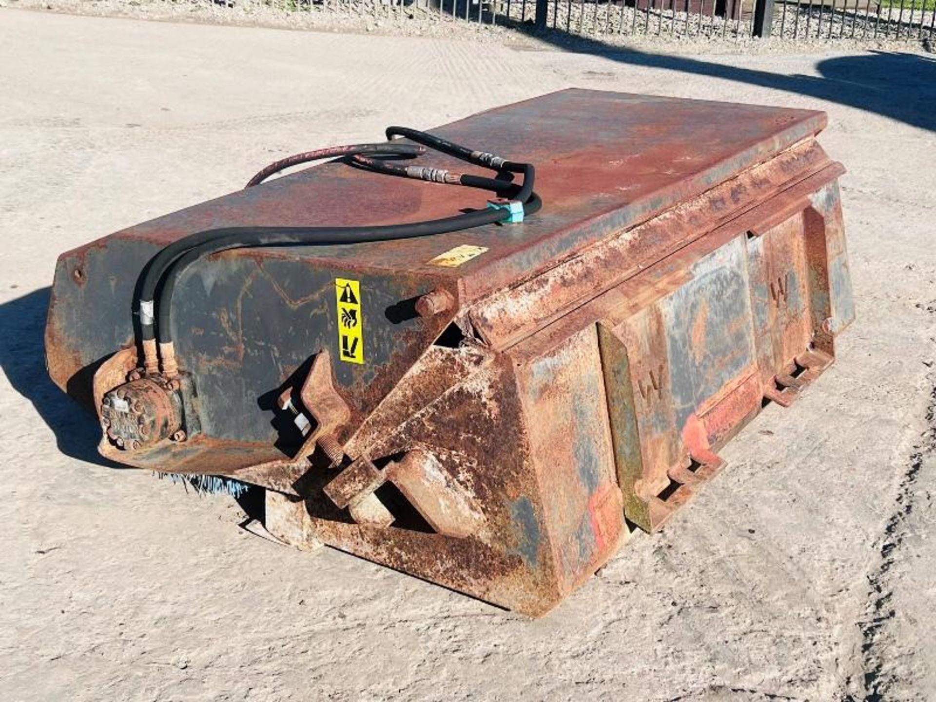 BUCKET BRUSH TO SUIT SKIDSTEER C/W PIPES FOR THIRD SERVICE - Image 8 of 8