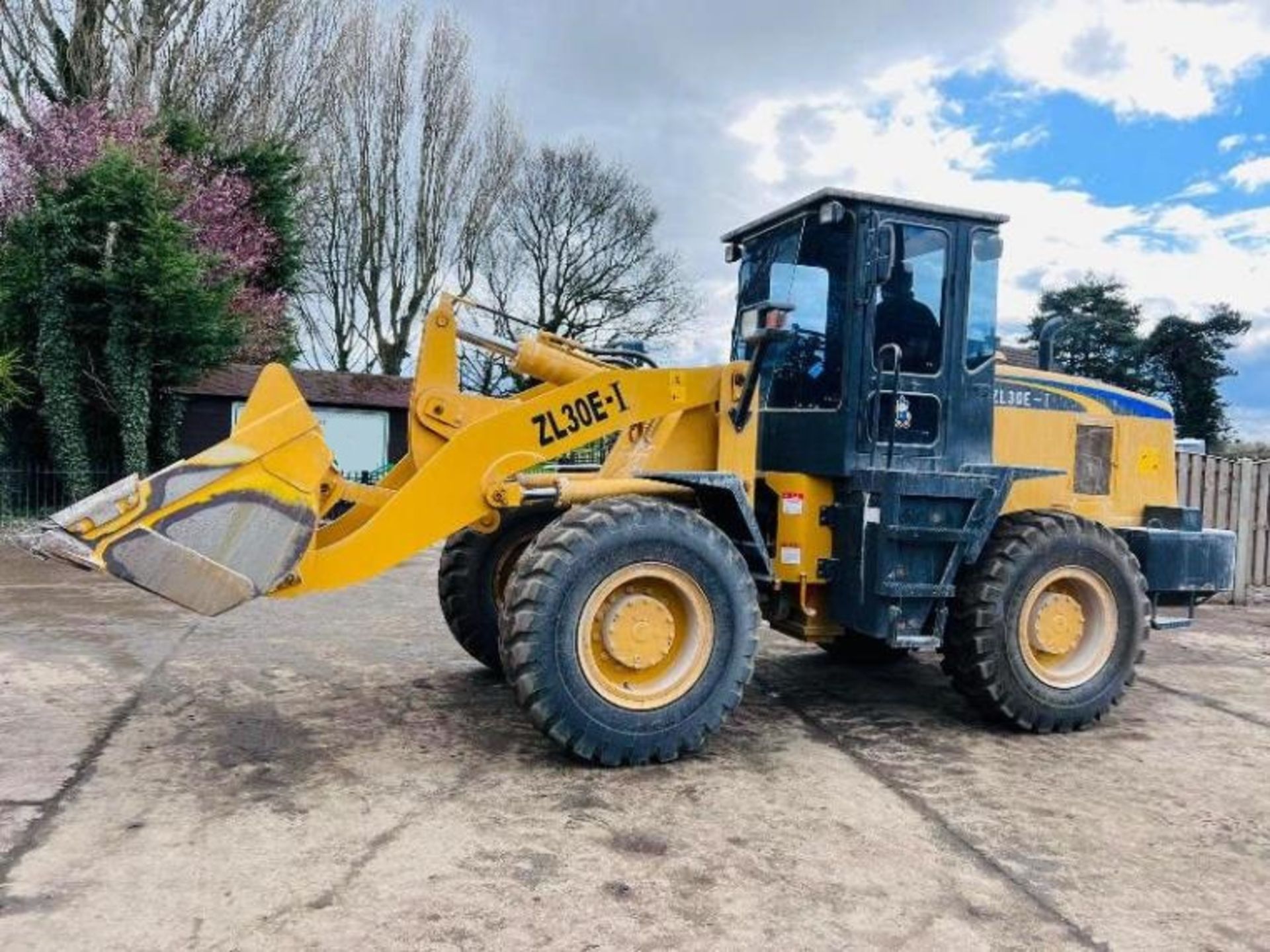 SEM ZL30E-1 4WD LOADING SHOVEL C/W BUCKET - Image 17 of 19