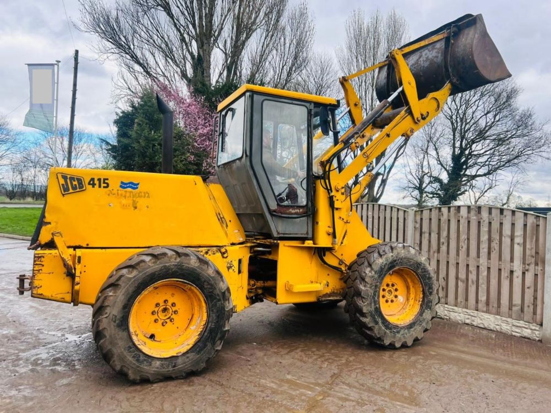 JCB 415 4WD LOADING SHOVEL C/W BUCKET - Image 8 of 12