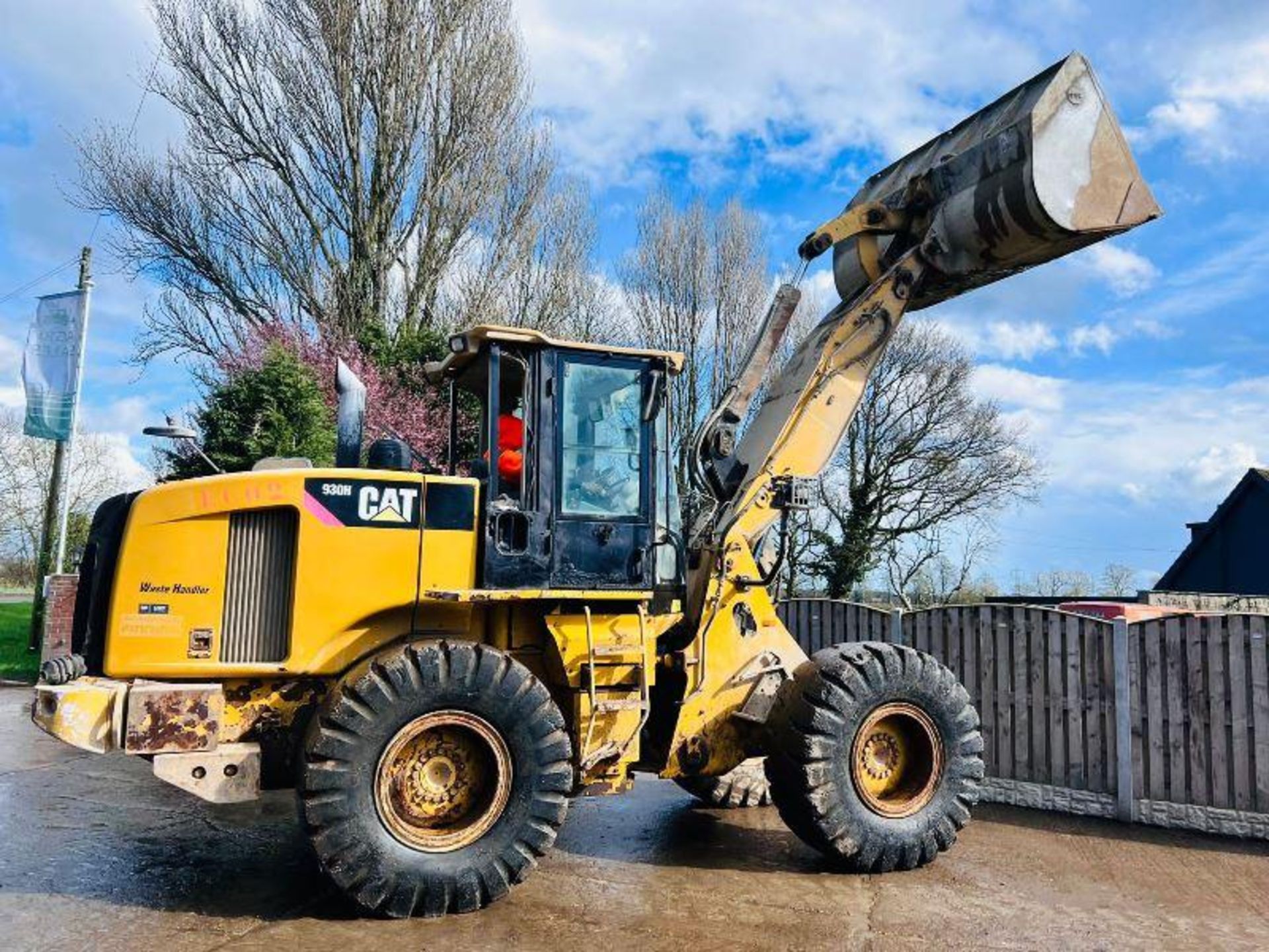 CATERPILLAR 930H 4WD LOADING SHOVEL * YEAR 2010 , 8958 HOURS * - Image 7 of 20