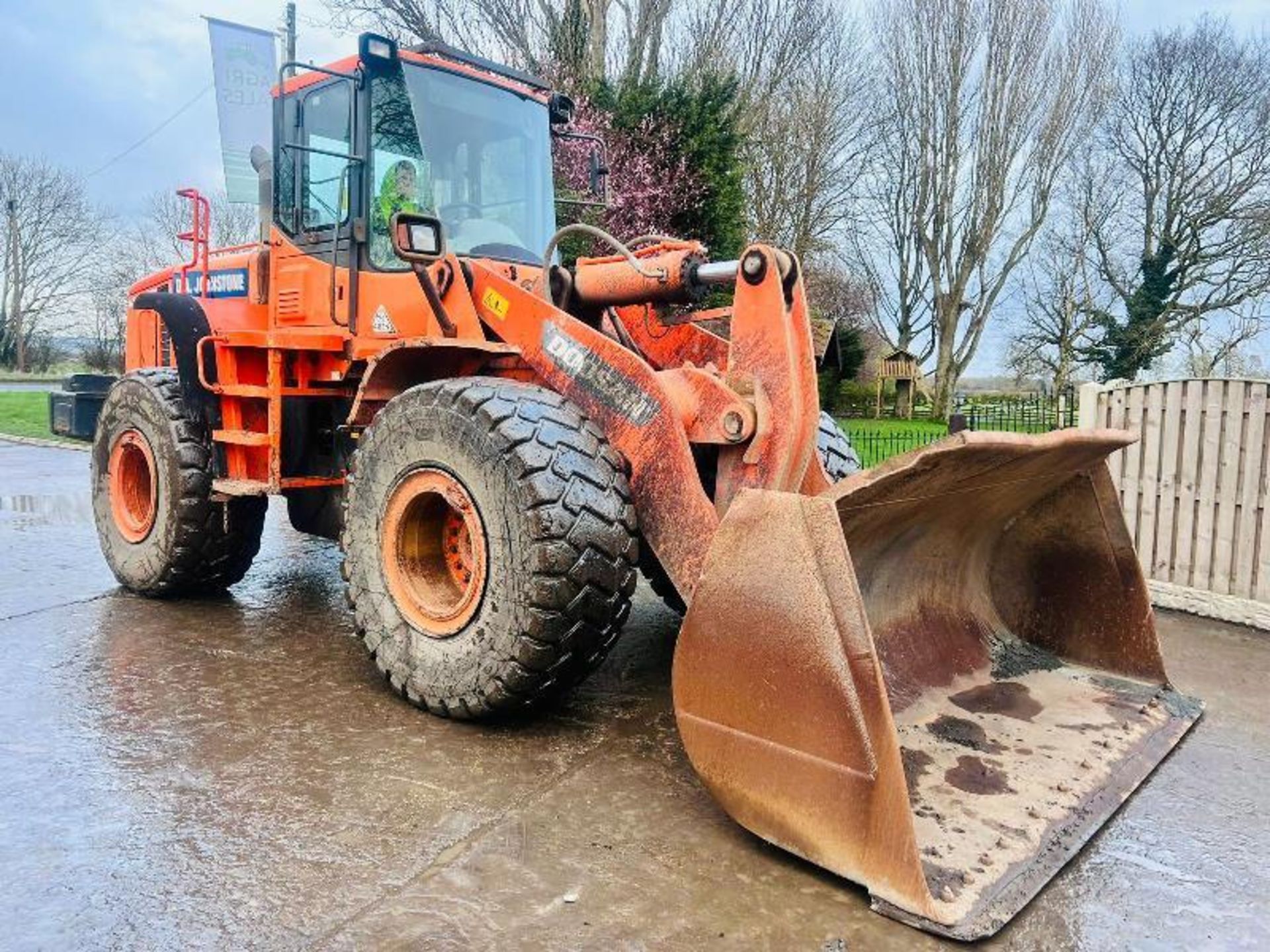 DOOSAN DL300 4WD LOADING SHOVEL * YEAR 2011 * C/W BUCKET - Image 11 of 19