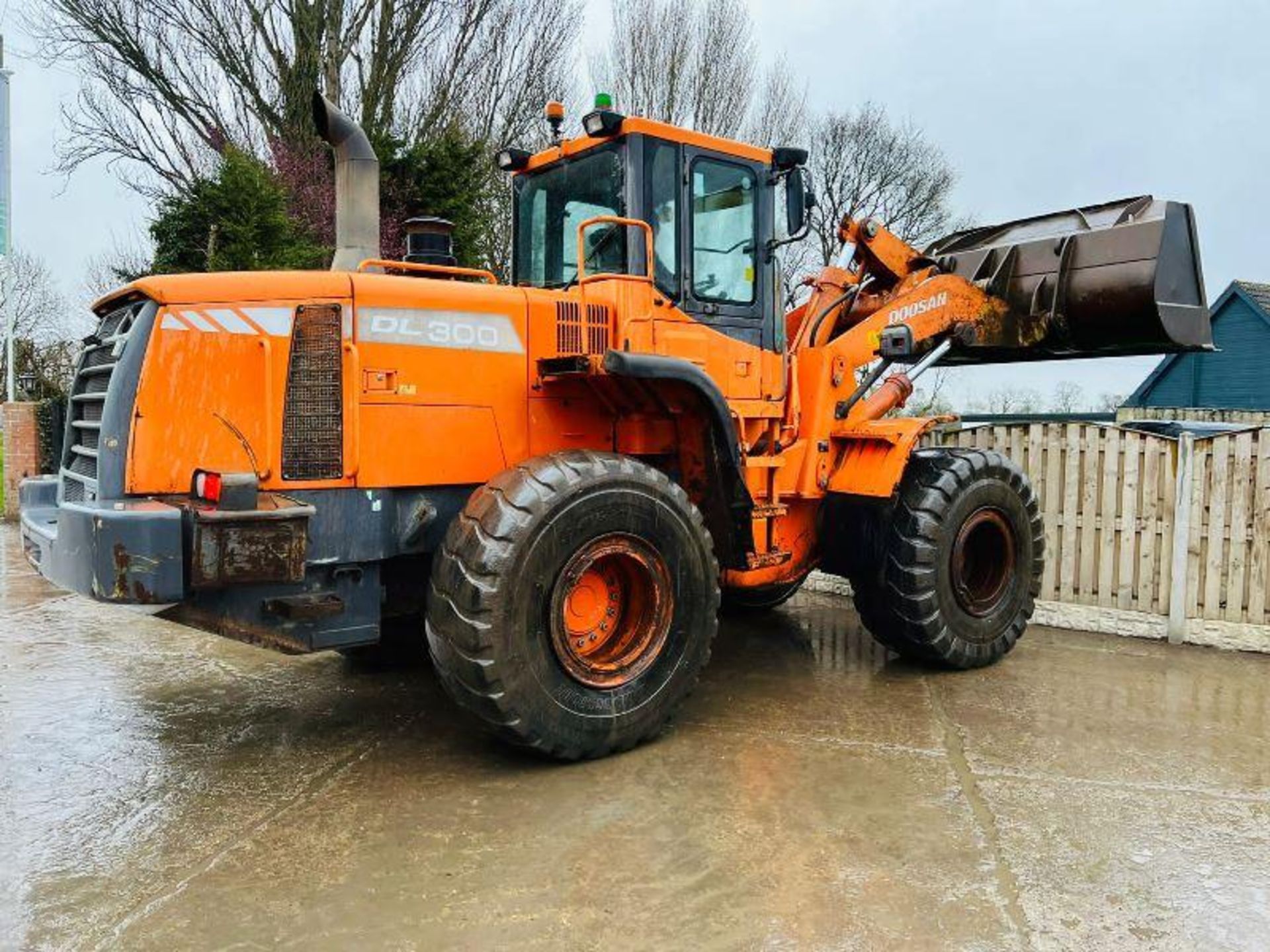 DOOSAN DL300 4WD LOADING SHOVEL C/W BUCKET & AC CABIN - Image 3 of 16