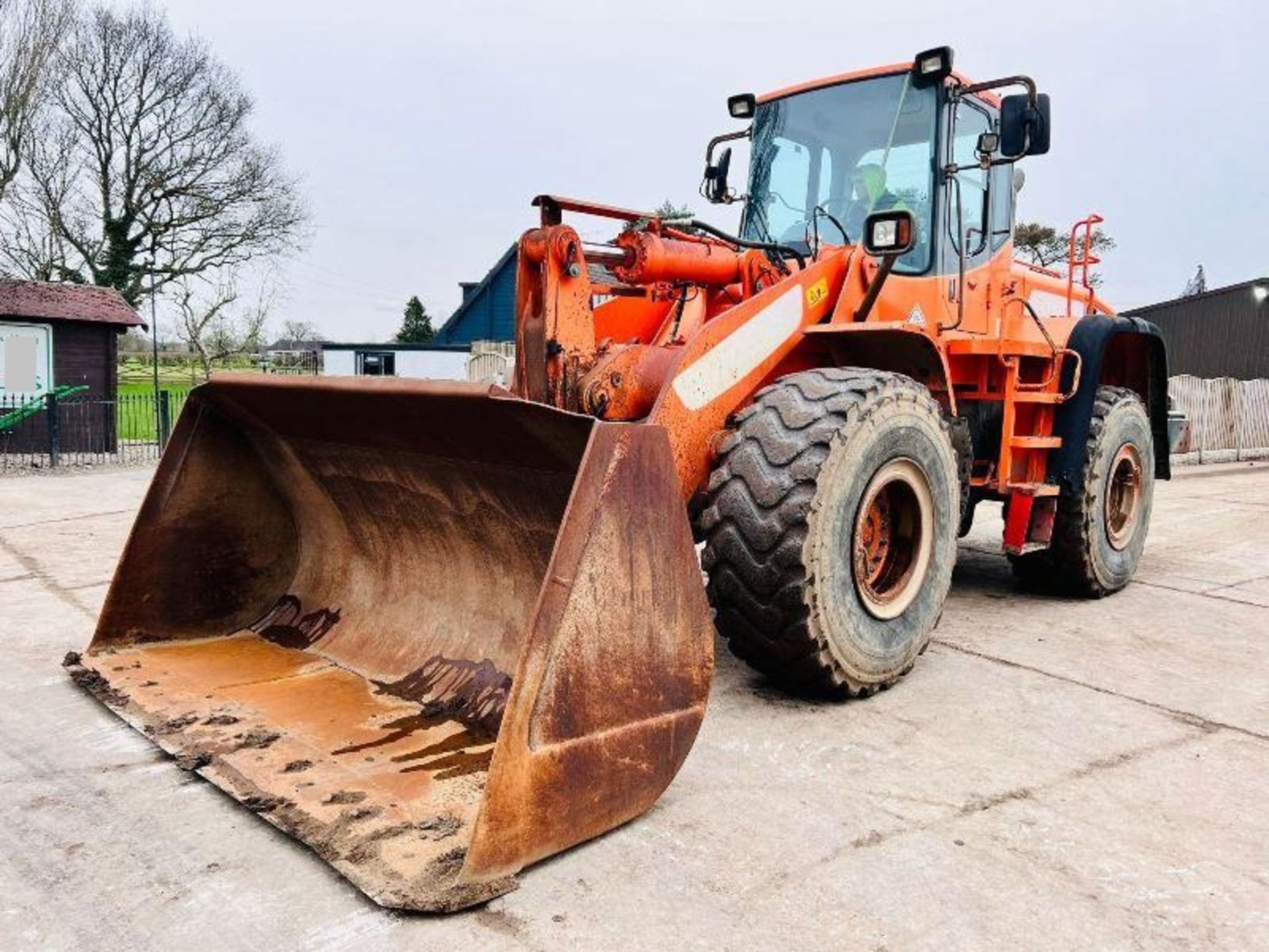 DOOSAN DL350 4WD LOADING SHOVEL *YEAR 2012* C/W BUCKET & AC CABIN - Image 3 of 20