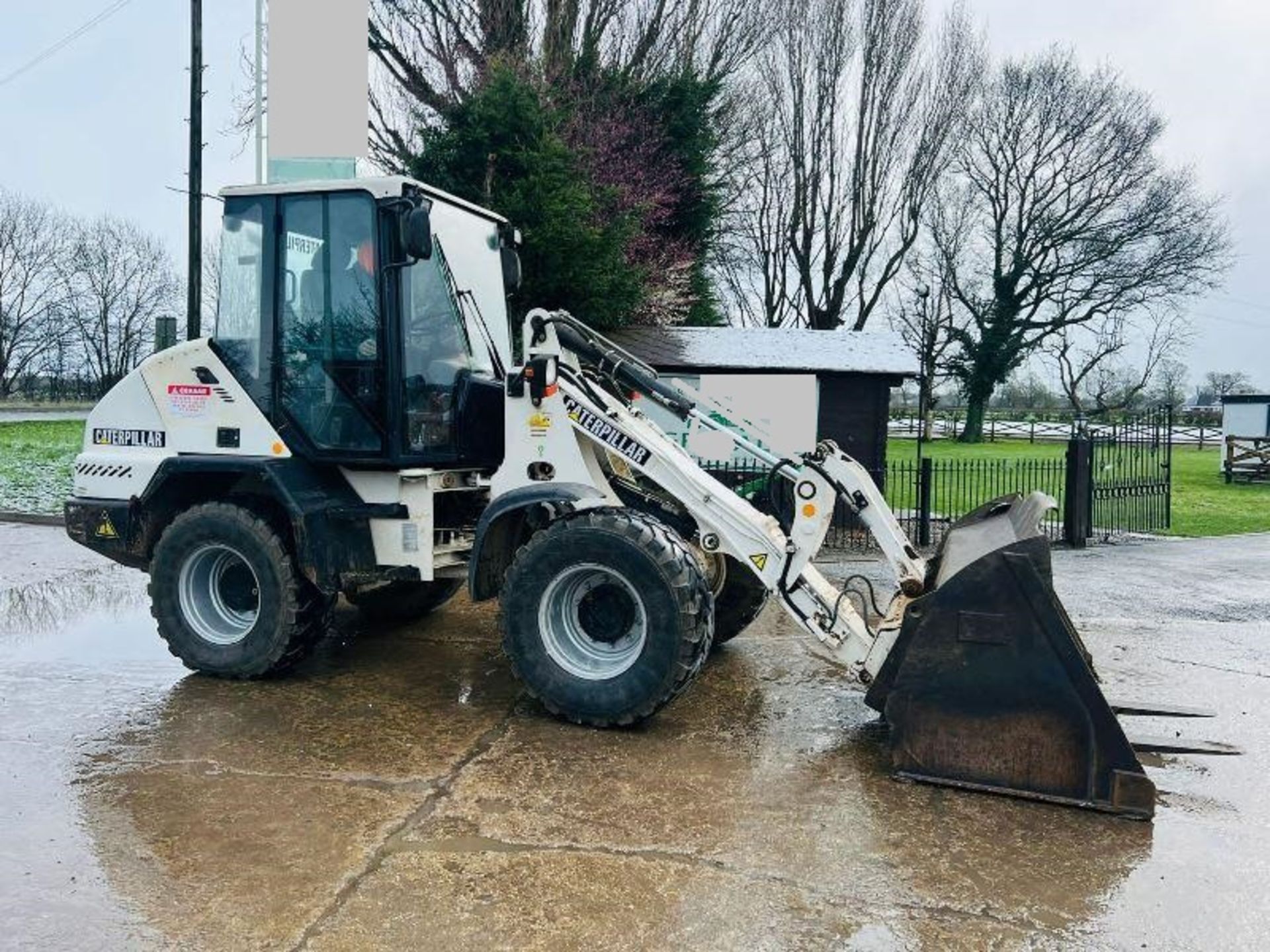 CATERPILLAR 908 4WD LOADING SHOVEL C/W BUCKET & PALLET TINES - Image 9 of 19