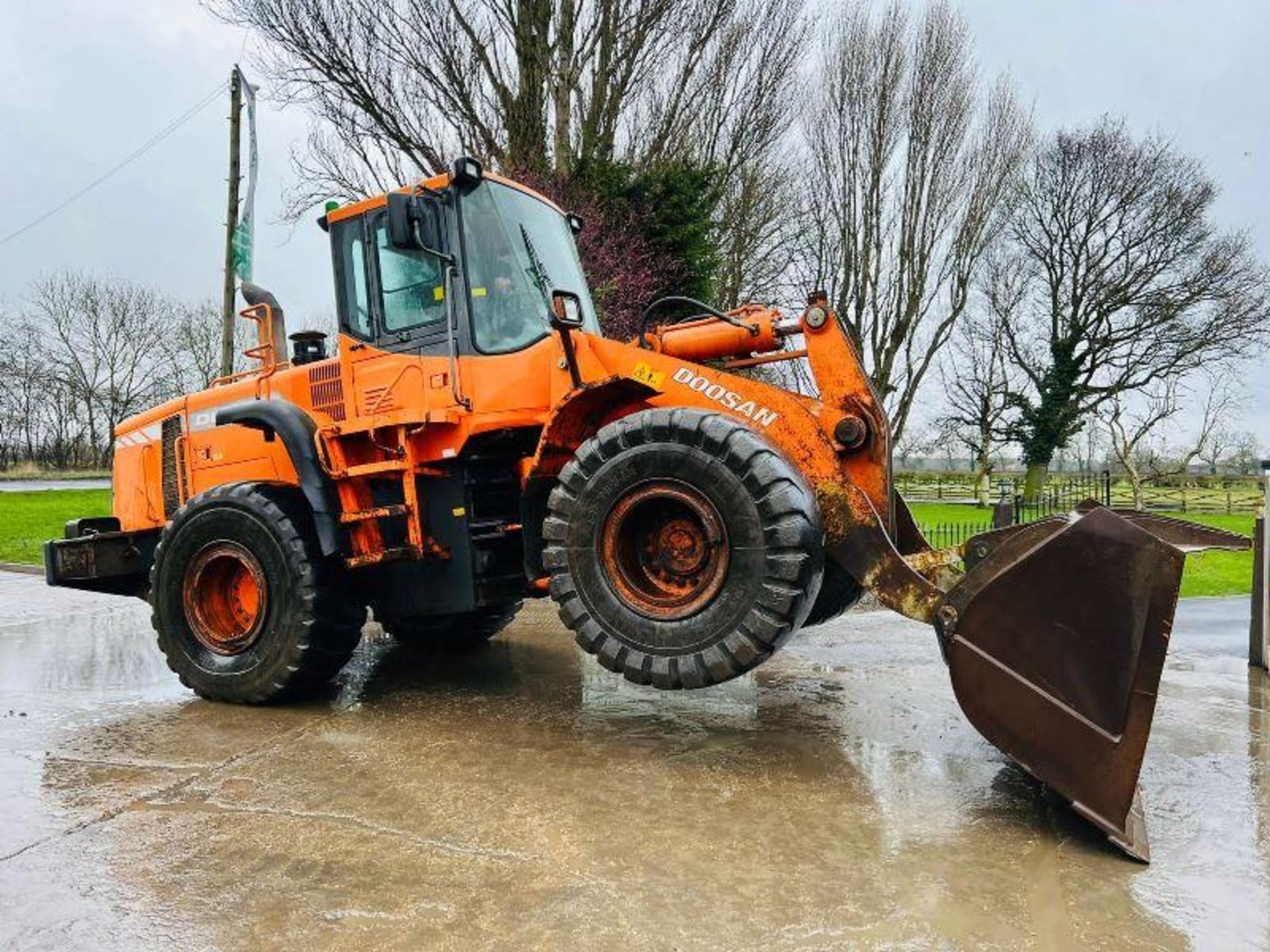 DOOSAN DL300 4WD LOADING SHOVEL C/W BUCKET & AC CABIN - Image 10 of 16