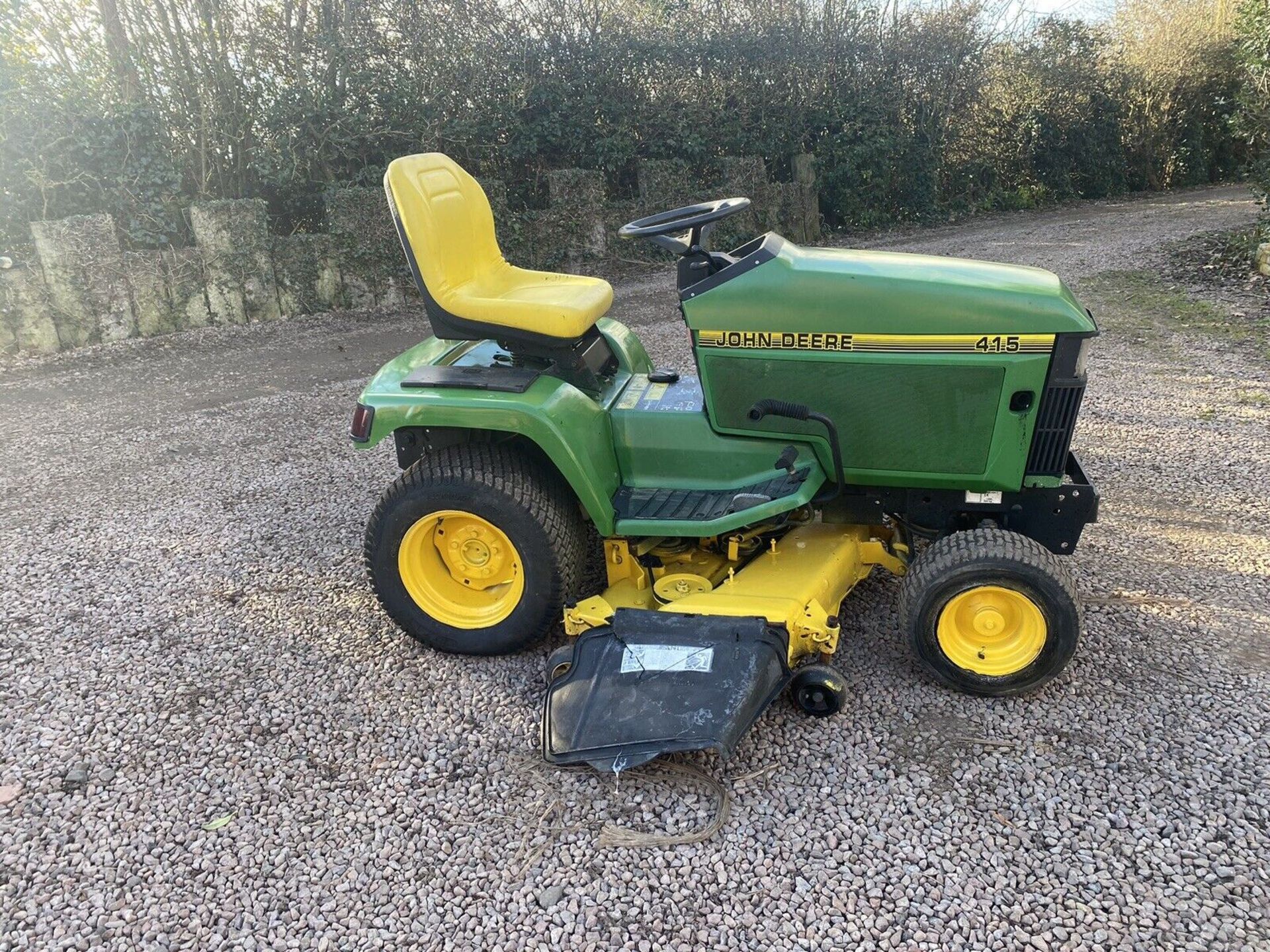 JOHN DEERE X304 LAWNMOWER