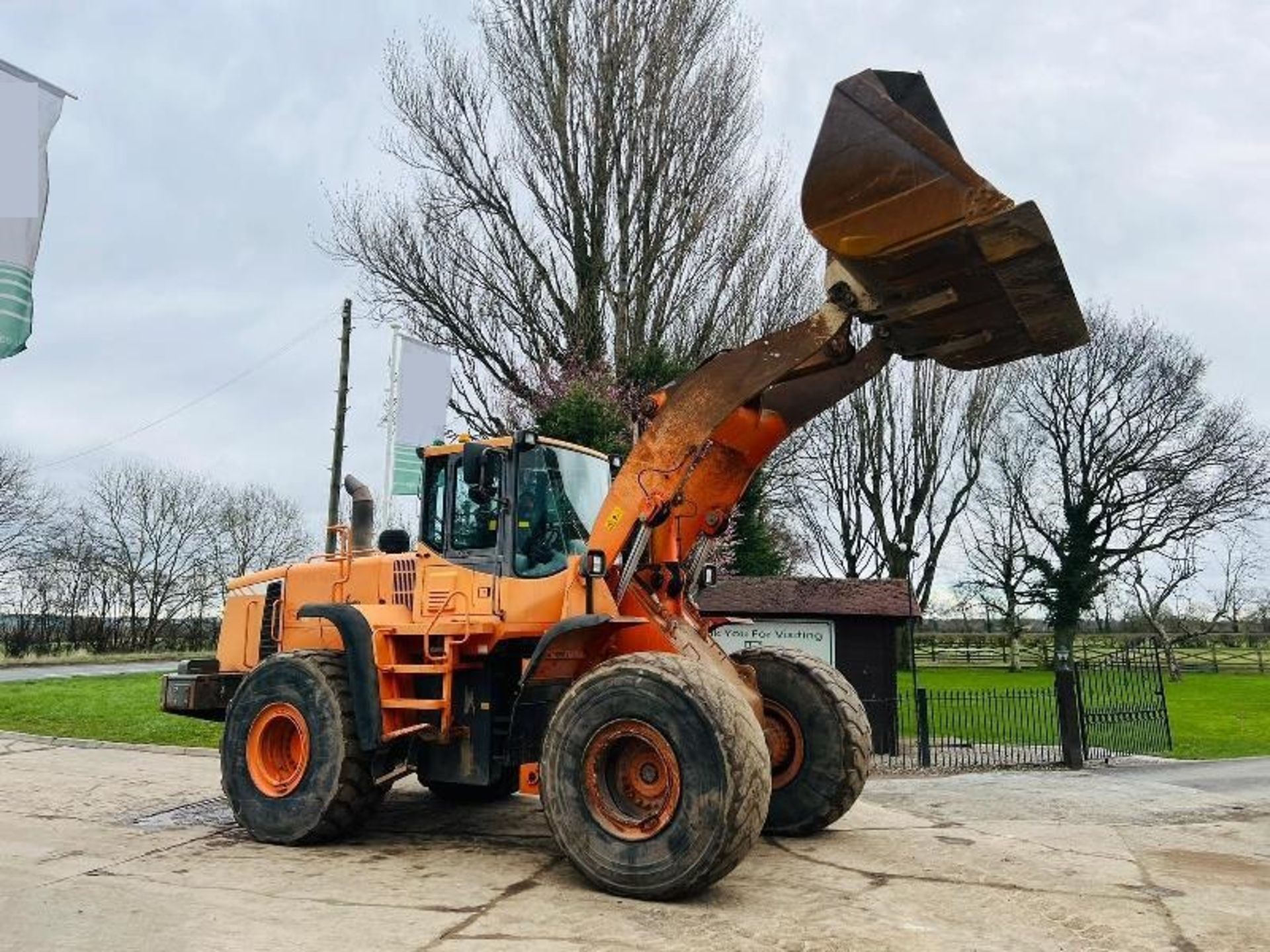 DOOSAN DL400 4WD LOADING SHOVEL C/W BUCKET & AC CABIN - Image 14 of 17