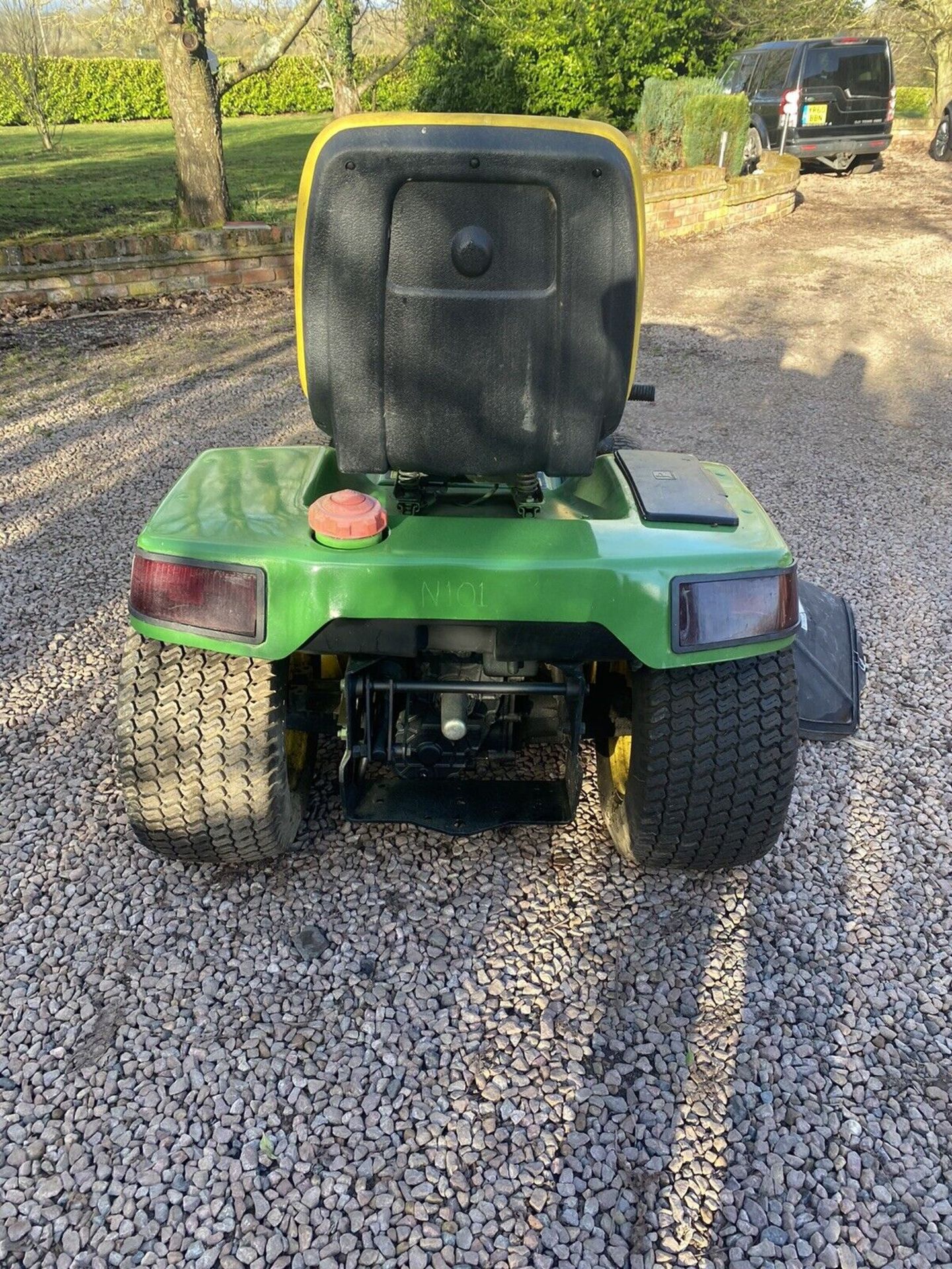 JOHN DEERE X304 LAWNMOWER - Image 5 of 10