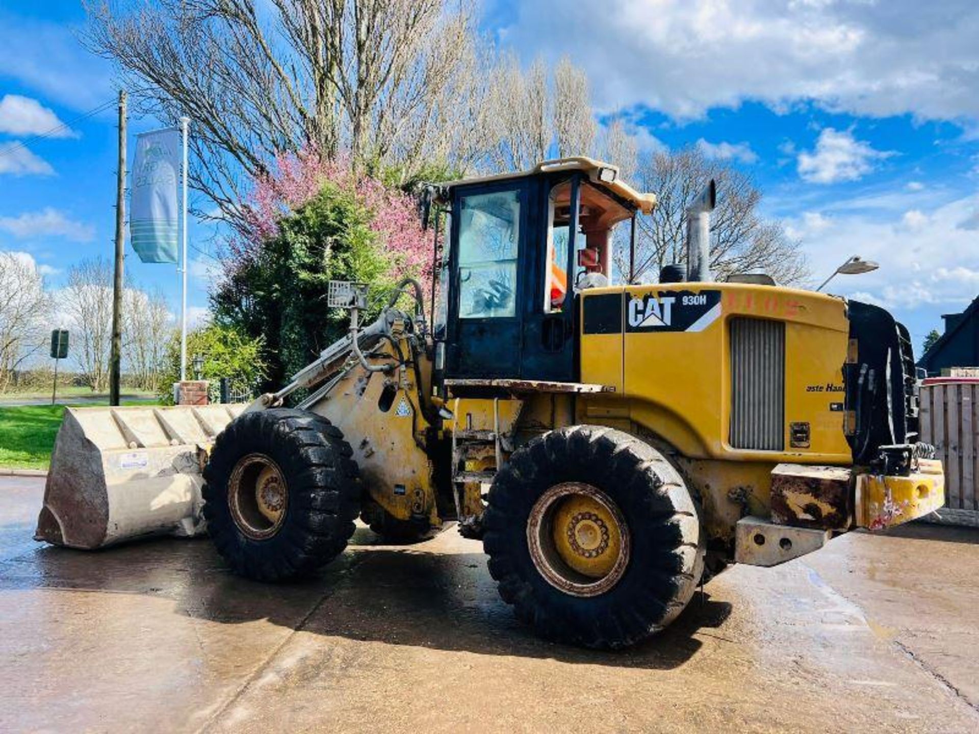 CATERPILLAR 930H 4WD LOADING SHOVEL * YEAR 2010 , 8958 HOURS * - Image 2 of 20