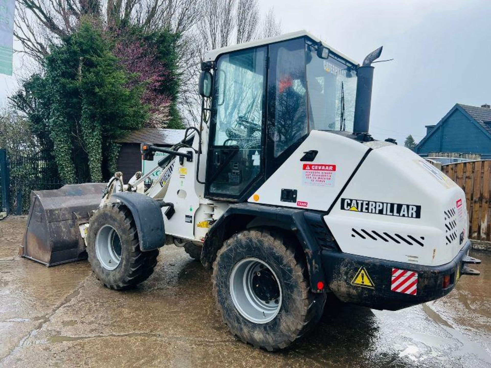 CATERPILLAR 908 4WD LOADING SHOVEL C/W BUCKET & PALLET TINES - Image 18 of 19