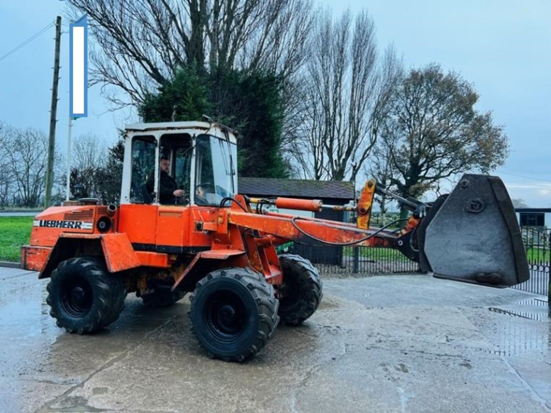 LIEBHERR L508 4WD LOADING SHOVEL C/W TOE TIP BUCKET - Image 2 of 10