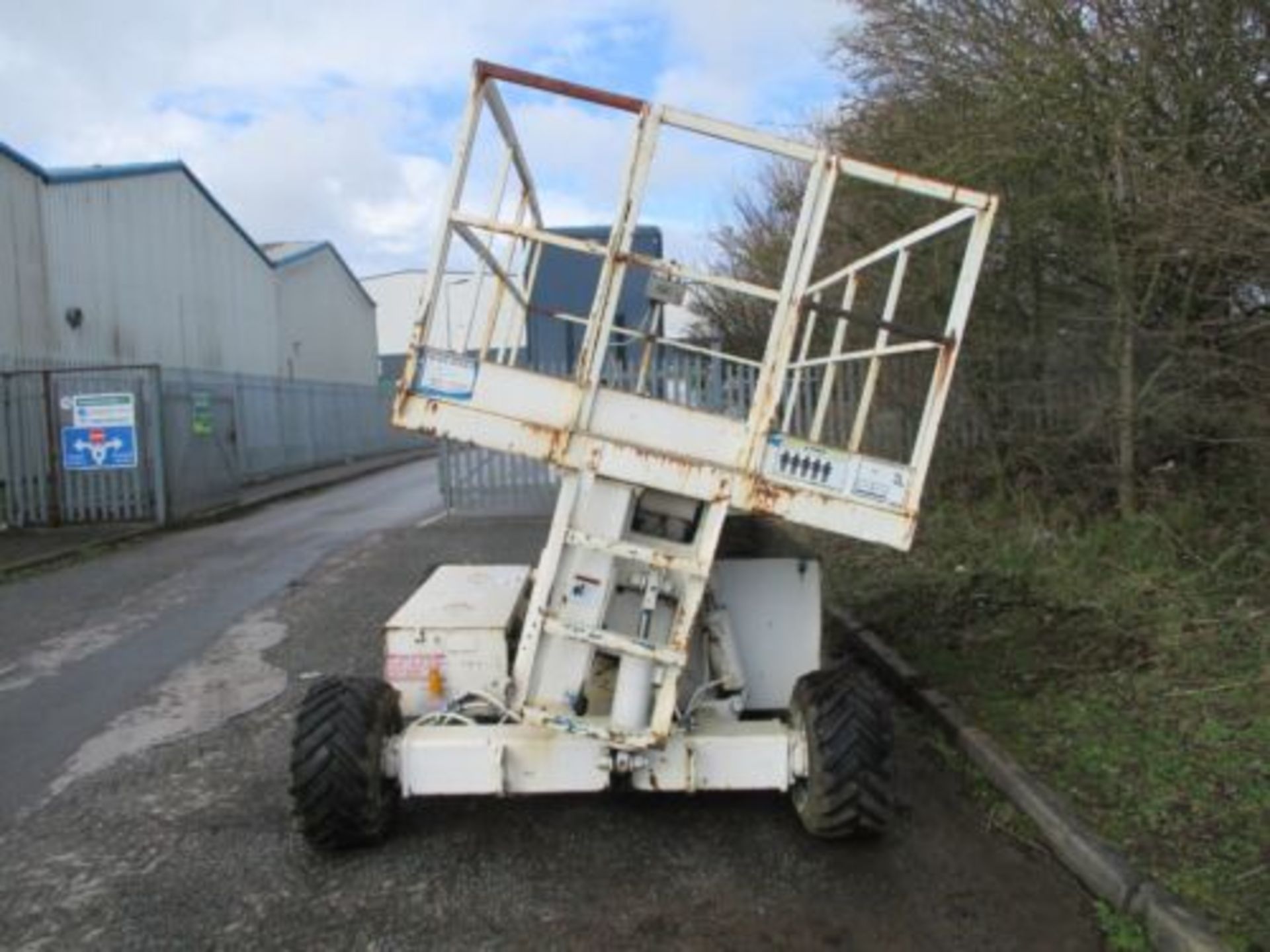 UPRIGHT SL26 SCISSOR LIFT ACCESS PLATFORM CHERRY PICKER MEWP GENIE 4X4 TOWABLE - Image 7 of 15