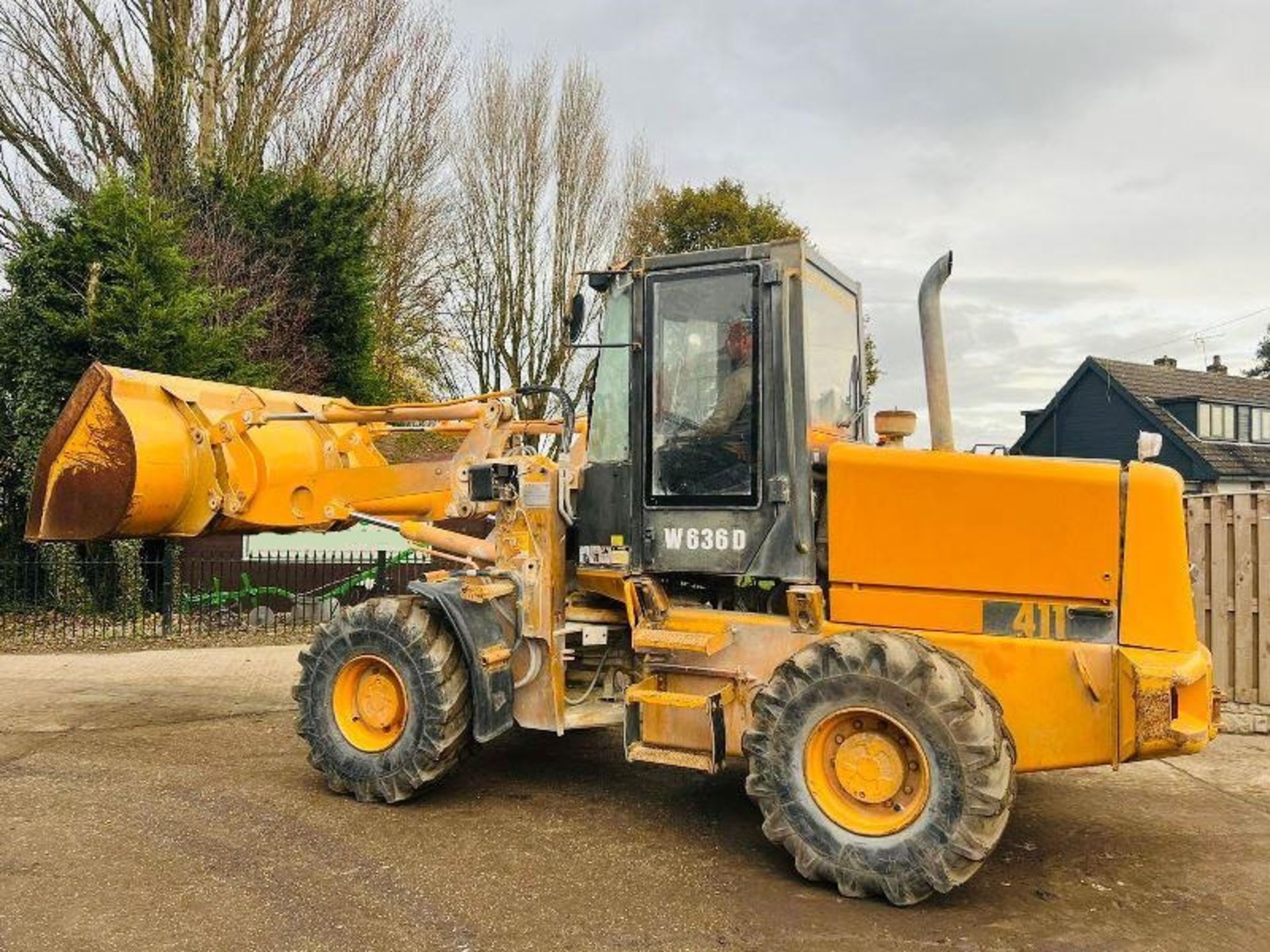 JCB 411 4WD LOADING SHOVEL C/W LOADMASTER 8000 MONITOR - Image 9 of 10