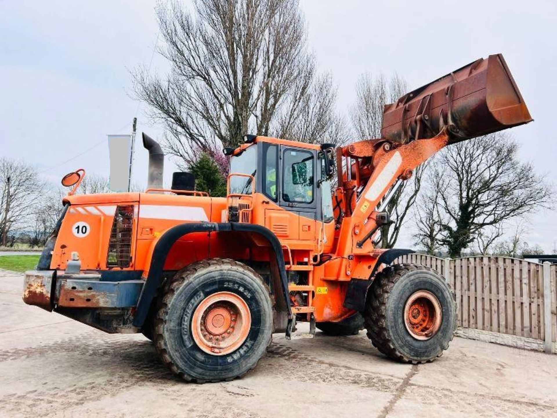 DOOSAN DL350 4WD LOADING SHOVEL *YEAR 2012* C/W BUCKET & AC CABIN - Image 4 of 20