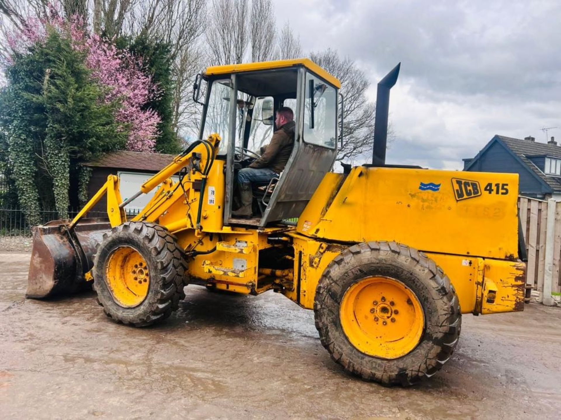 JCB 415 4WD LOADING SHOVEL C/W BUCKET - Image 3 of 12