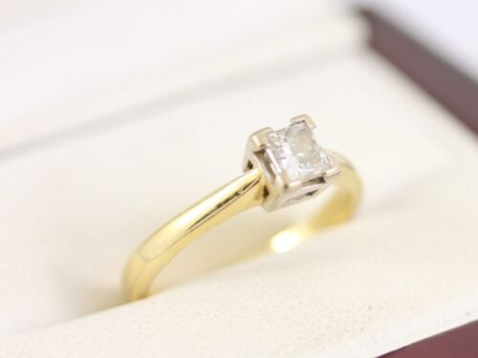DIAMOND SOLITAIRE RING 18CT GOLD LADIES SIZE J 1/2 750 2.8G - Image 2 of 4