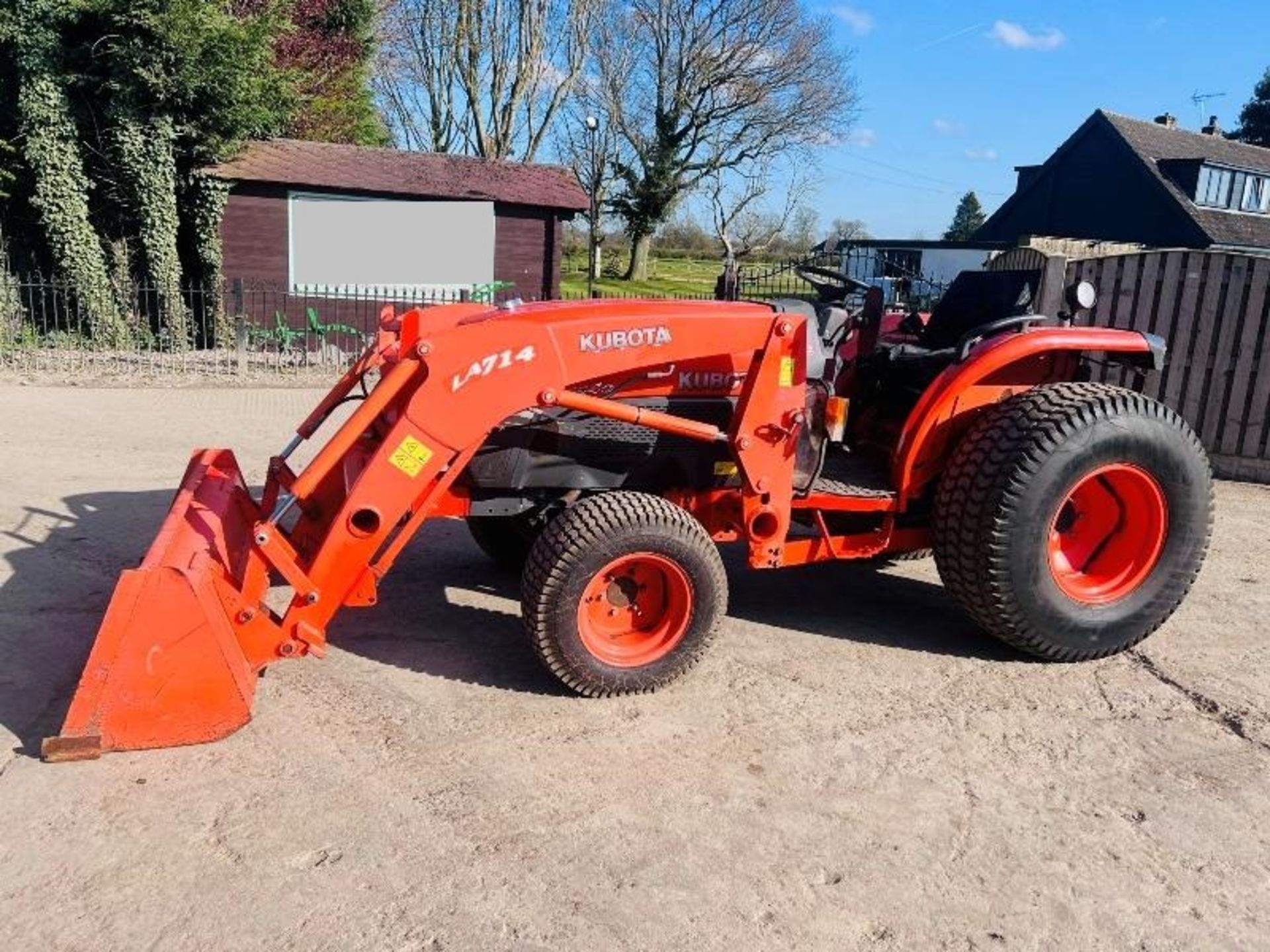 KUBOTA L4240 4WD TRACTOR *3899 HOURS* C/W FRONT LOADER AND BUCKET - Image 17 of 25