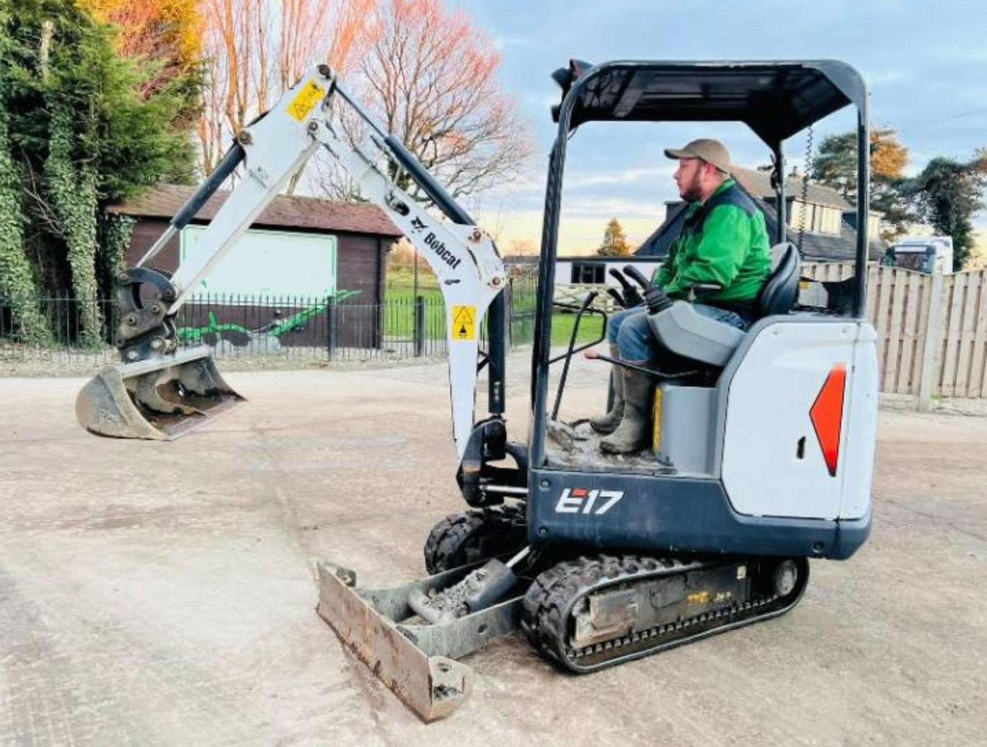 BOBCAT E17 TRACKED EXCAVATOR * YEAR 2019 , 2520 HOURS * C/W QUICK HITCH