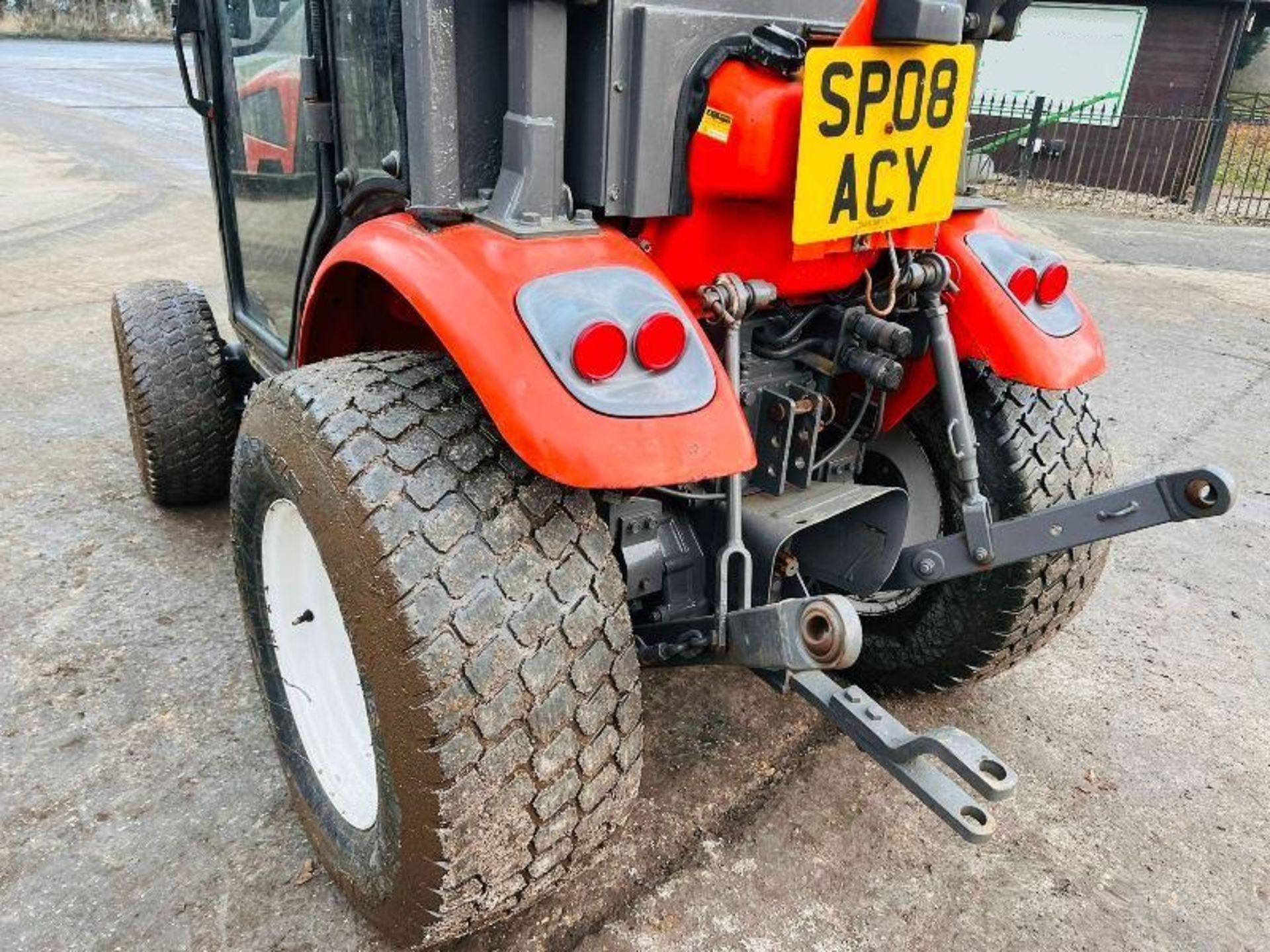 KIOTI CK22 COMPACT TRACTOR *YEAR 2008* C/W TURF TYRES & FULLY GLAZED CABIN - Image 4 of 10