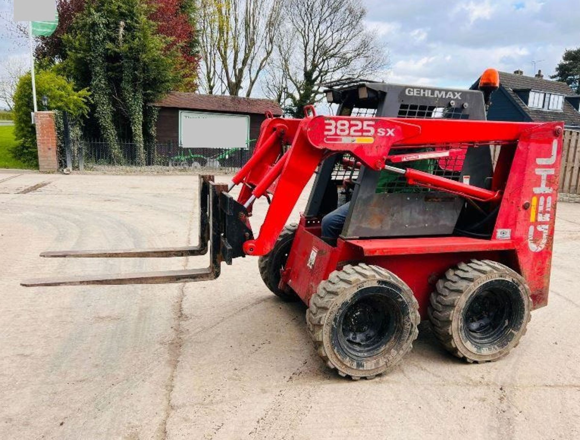 GEHL 3825SX 4WD SKIDSTEER C/W PALLET TINES & KUBOTA ENGINE - Image 7 of 15